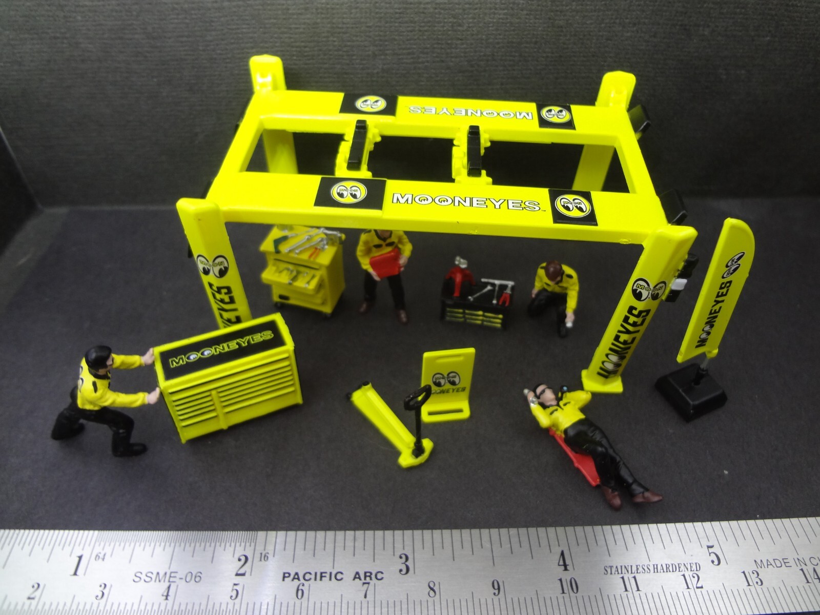 1:64 Scale figure set MOONEYES Mechanics + Moon Garage Set w/ lift + stickers