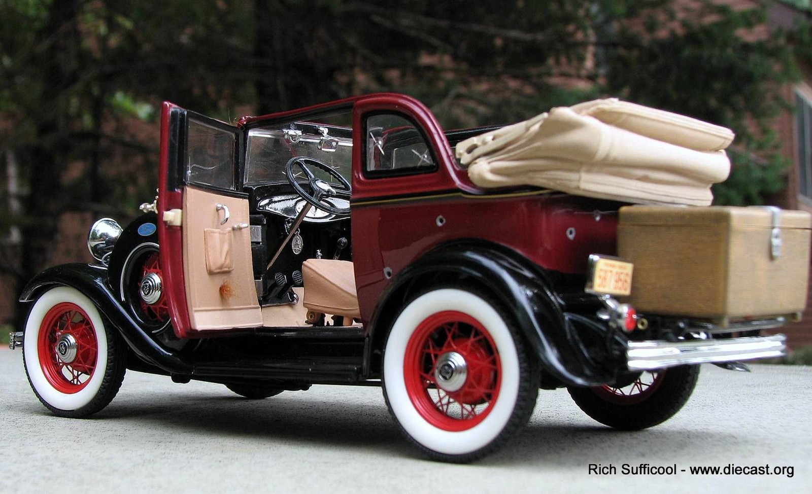 *RARE 1932 Ford Bonnie and Clyde WITH BULLET HOLES in 1:24 scale