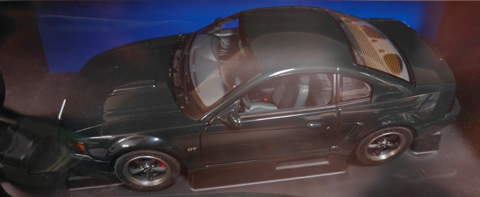 AUTOART 2001 FORD MUSTANG GT BULLITT HIGHLAND GREEN 1:18 DIECAST CAR