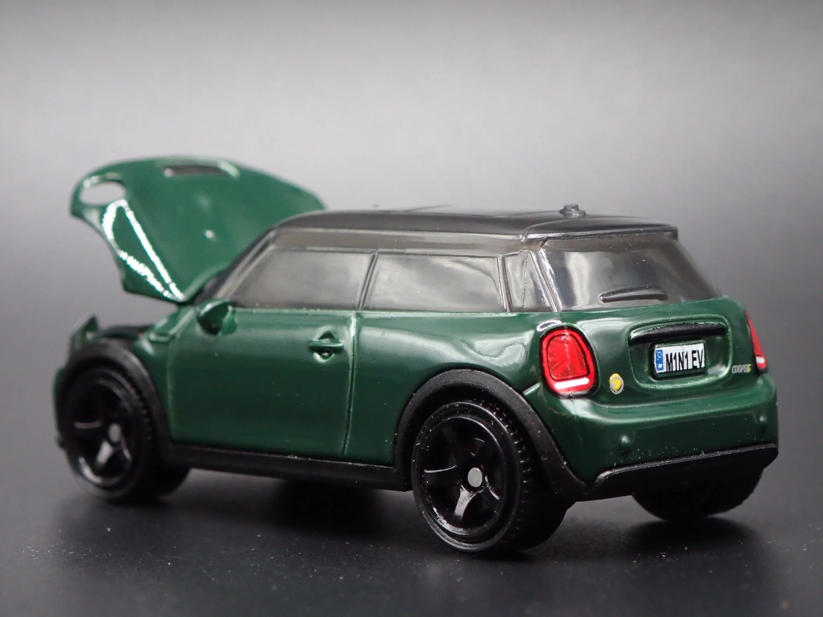 2020 – 2024 MINI COOPER SE EV GREEN 1:64 SCALE DIORAMA DIECAST MODEL CAR