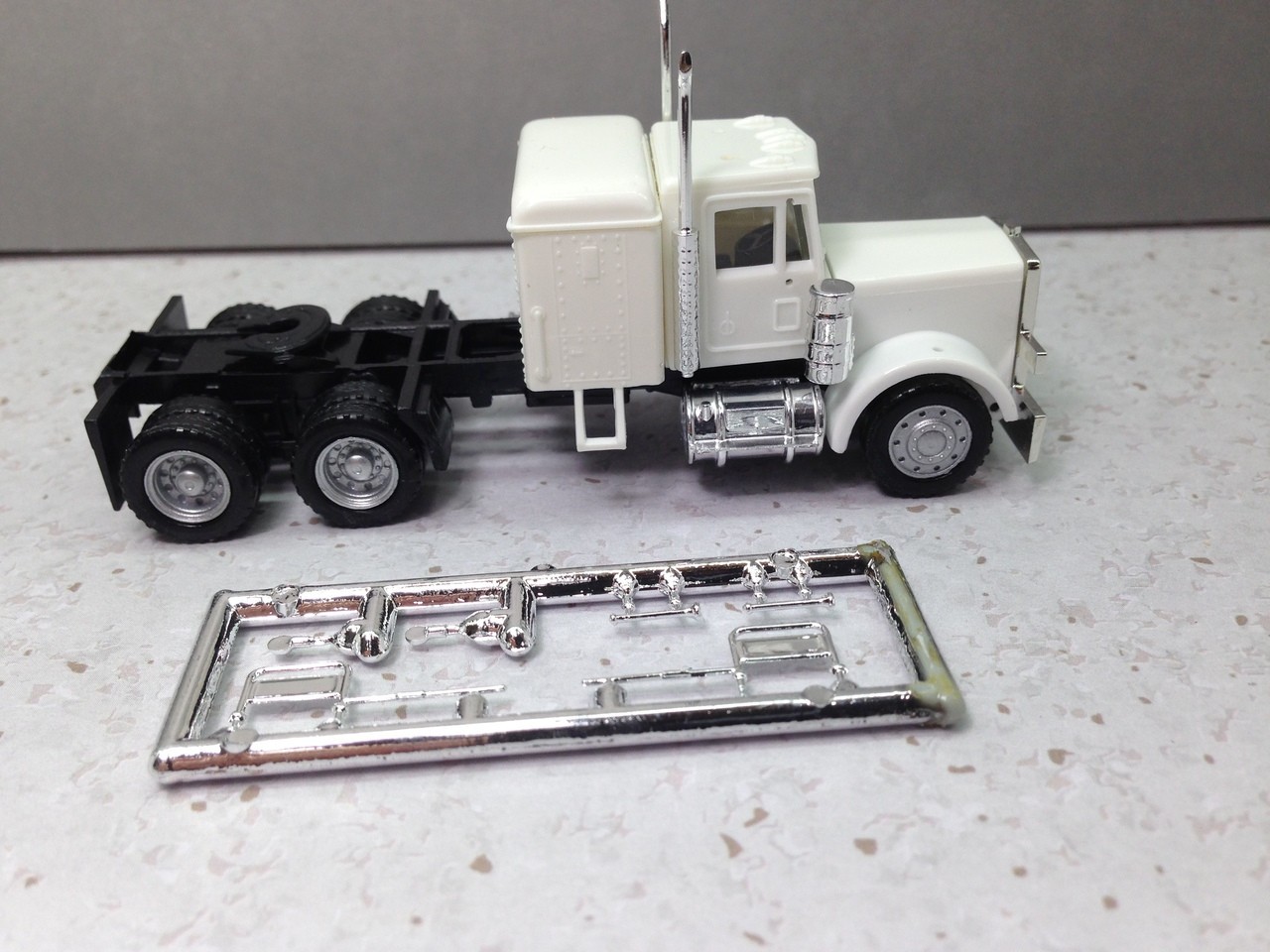 HO 1:87 Promotex # 25284 Peterbilt long chassis tandem tractor – White