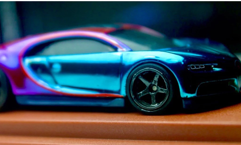 Hot Wheels ’16 Bugatti Chiron Blue/Pink Spectraflame Custom w/ Display Case