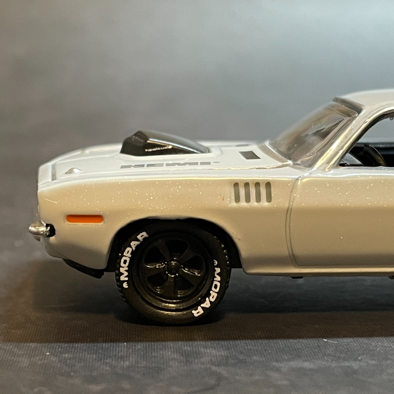 1971 Plymouth HEMI Cuda *light ceramic gray* 1/64 M2 Machines Premium Diecast
