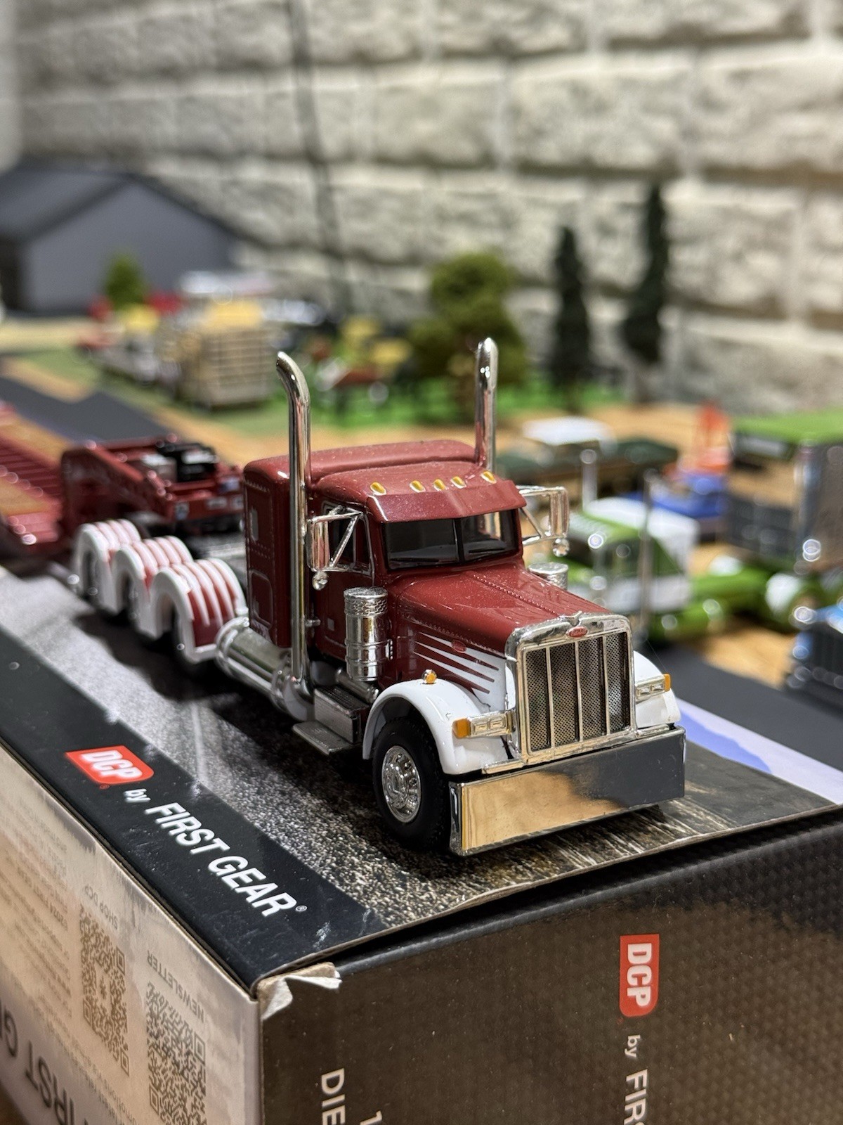 DCP First Gear 2015 Peterbilt 389 1:64 Diecast Semi w/ Lowboy Trailer Red/White