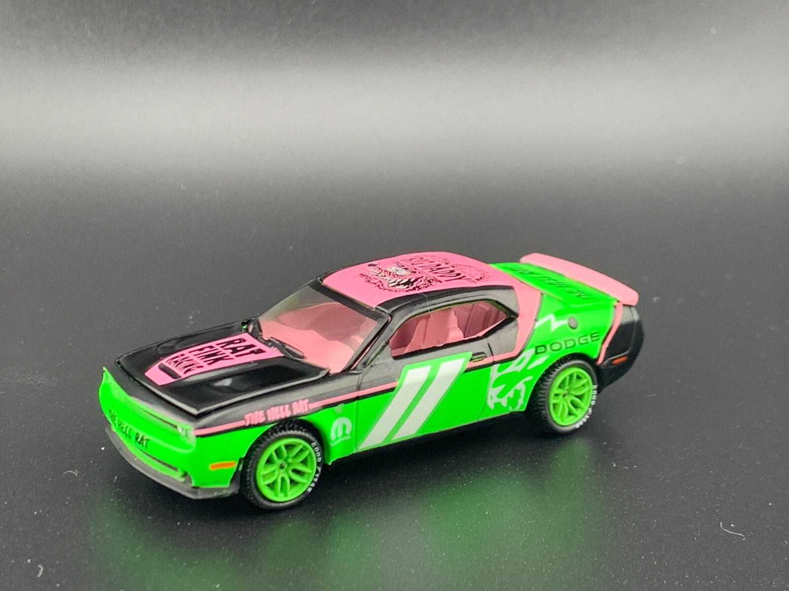 Auto World Dodge Challenger SRT Hellcat 2018 Rat Fink CP7938 1/64