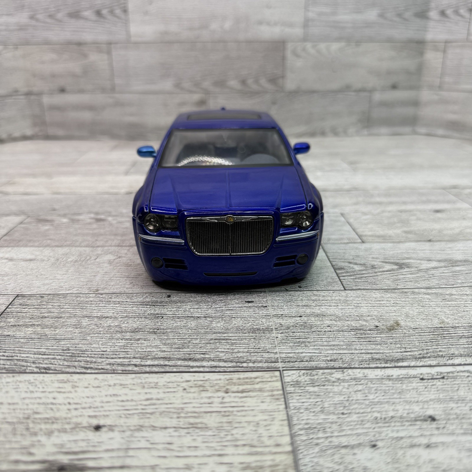 Jada Dub City 2005 Chrysler 300C HEMI 1/24 Scale Candy Blue Diecast