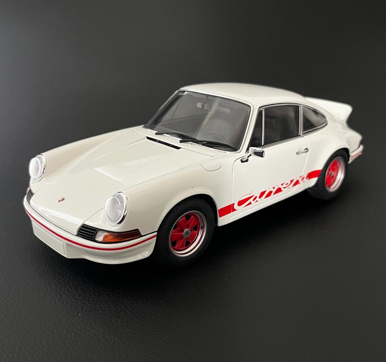 AUTOART PORSCHE 911 CARRERA 2.7 RS WHITE/RED W/ 1/18 F. PORSCHE FIGURINE