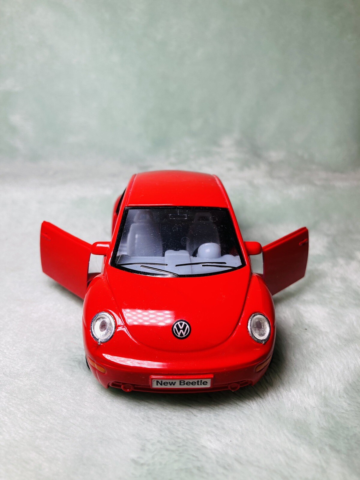 Kintoy – 1:32 Scale Red Volkswagen New Beetle Bug Pullback Racer