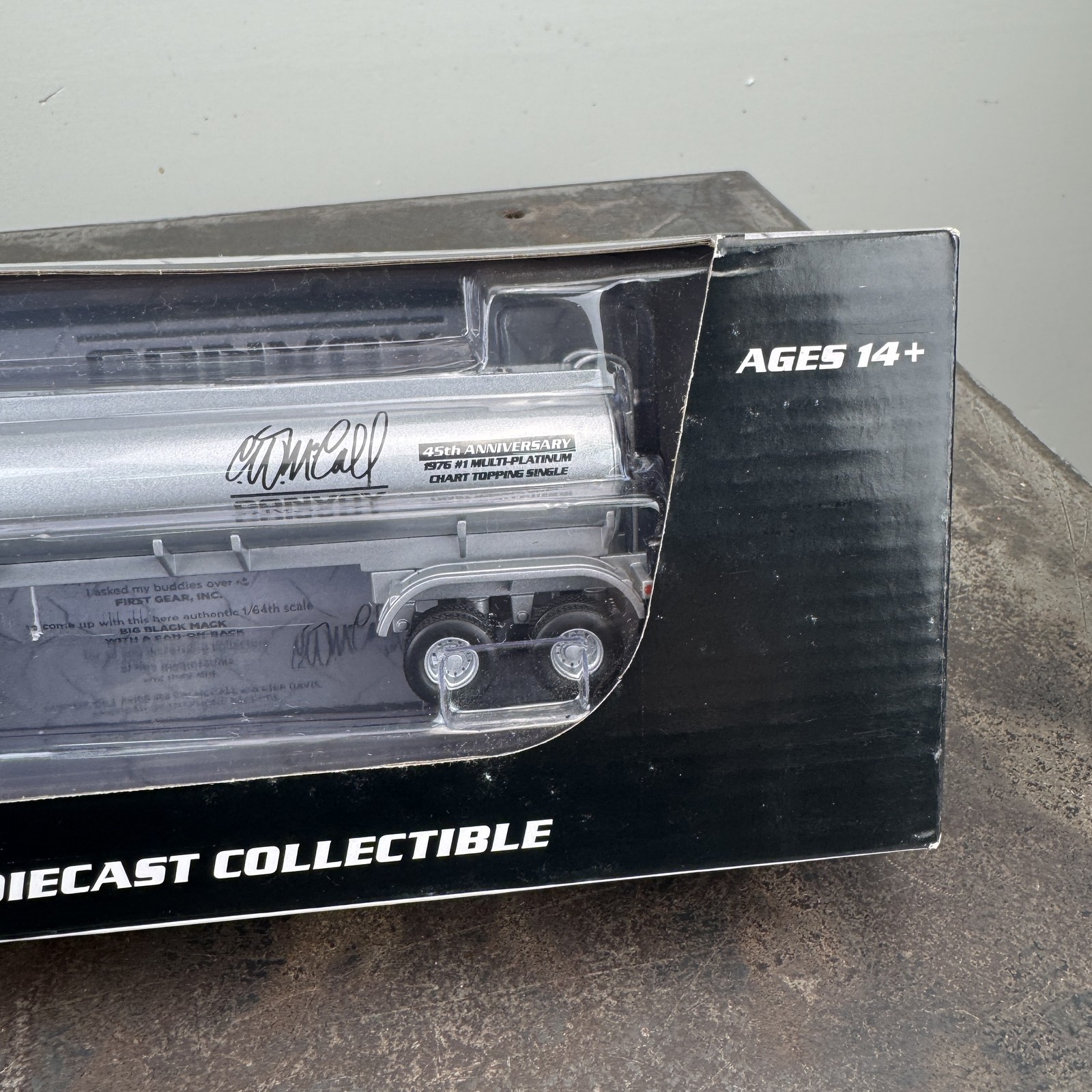 DCP R.D. Trucking CONVOY 1:64 MACK R Model Truck w/ Trailer #60-1125 R.W. McCall