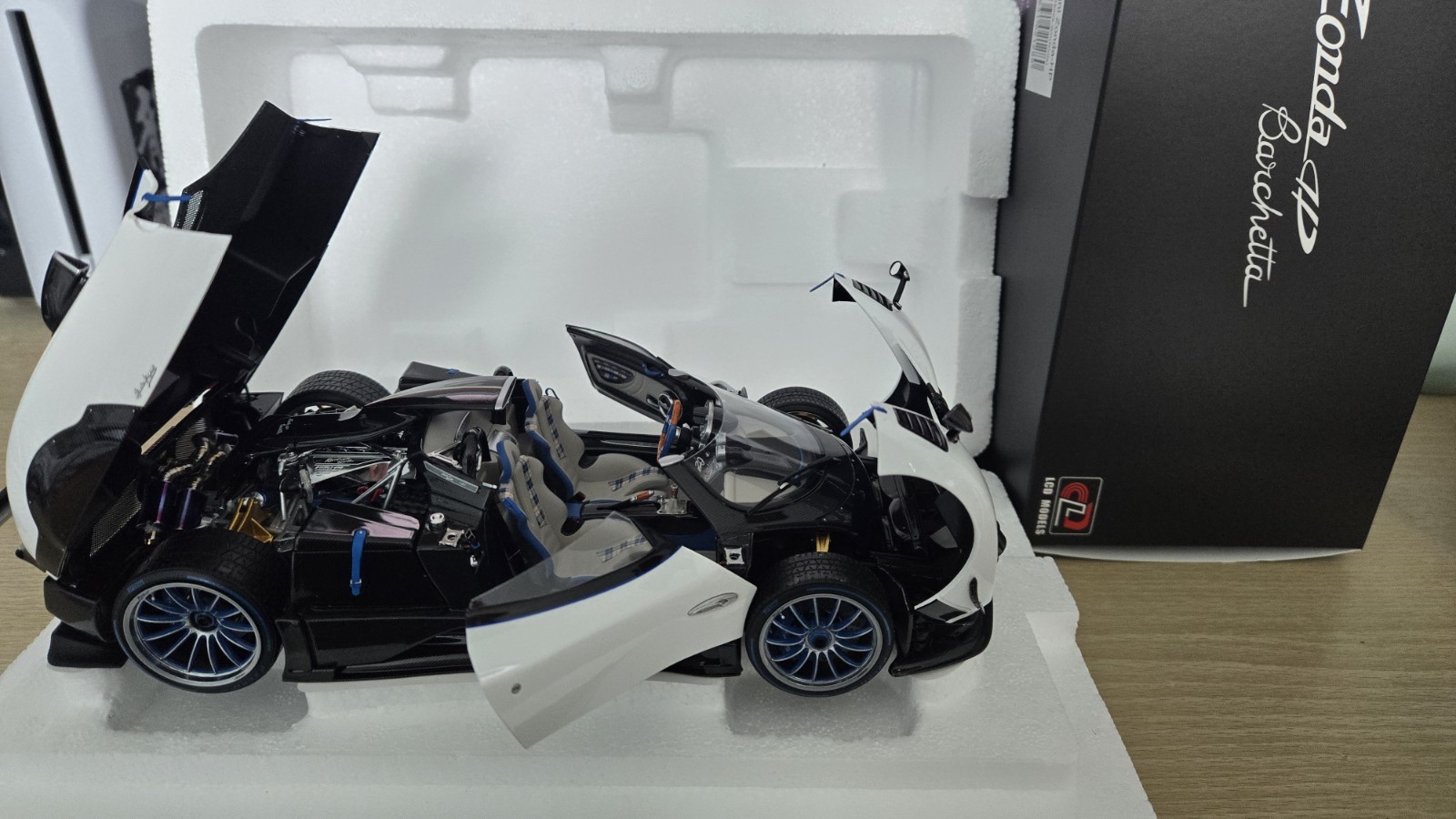 1/18 LCD Pagani ZONDA HP Barchetta White in MINT Condition.