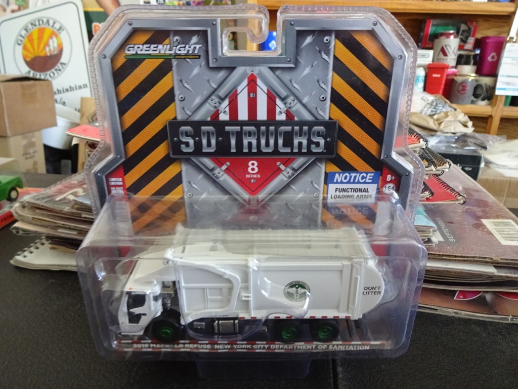 GreenLight New York City Sanitation Mack LR Front Load Garbage Truck 1:64