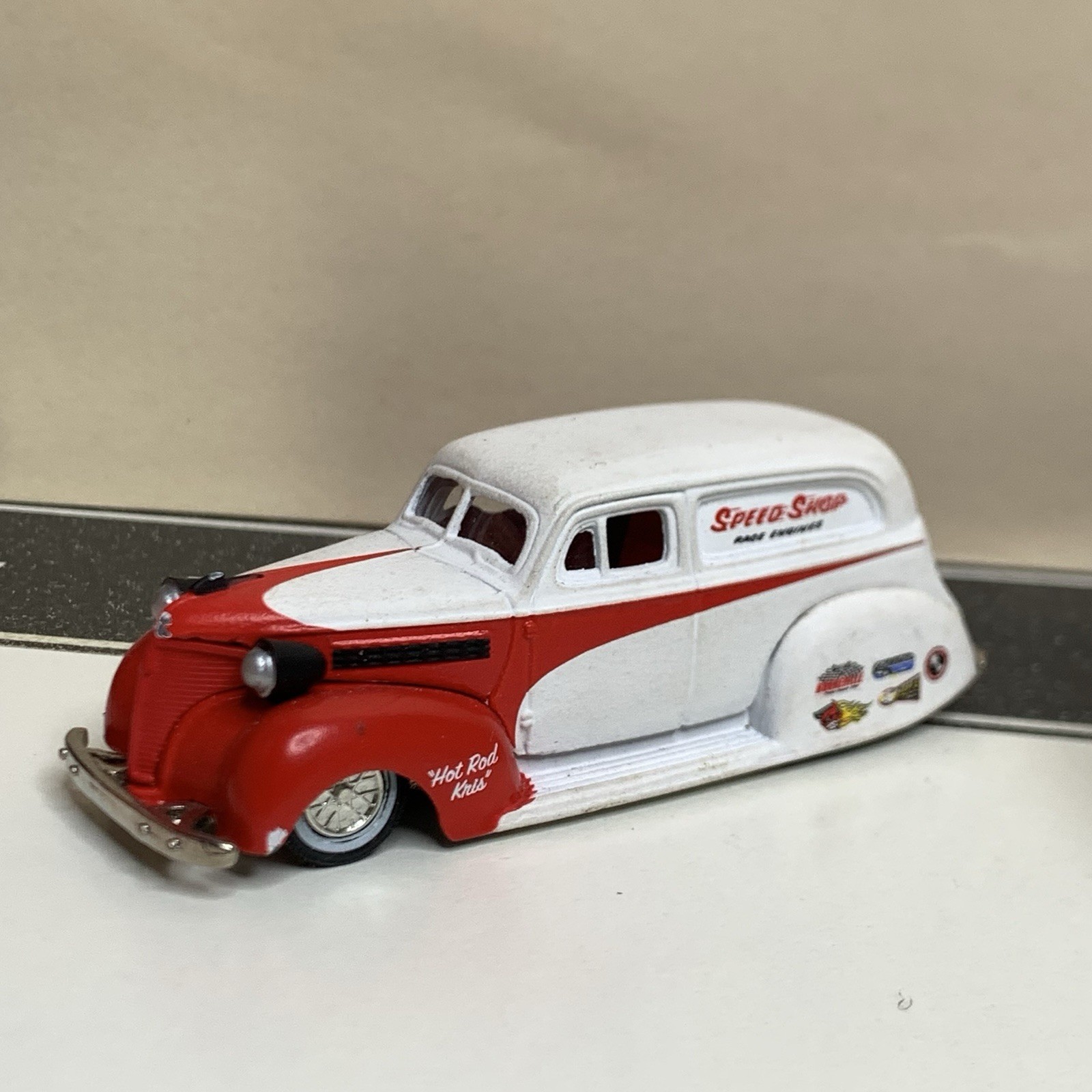 Jada Toys Road Rats Series 1939 Chevy Sedan Delivery Speed Shop White/Red 1:64