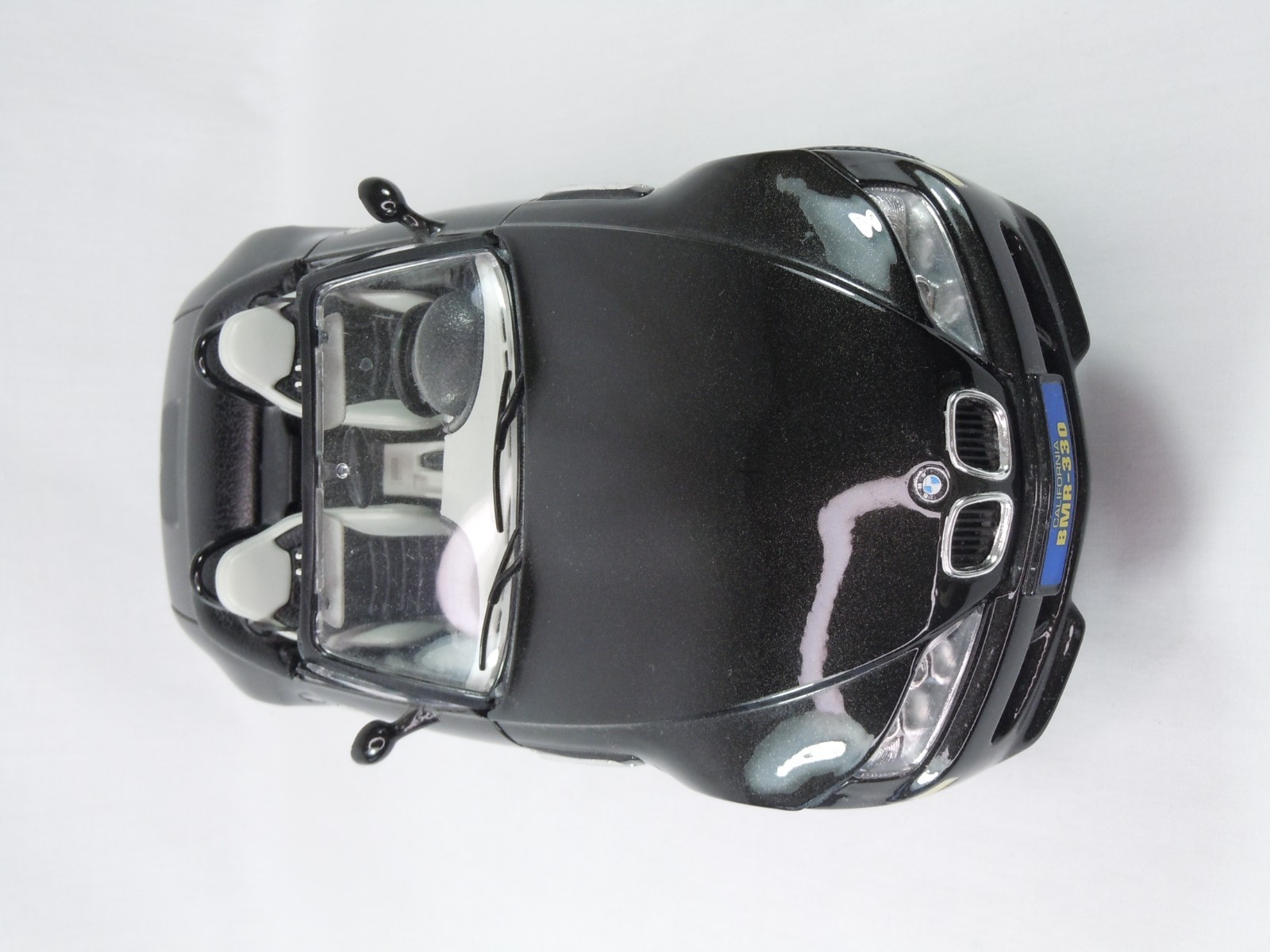 Burago 1/18 Scale BMW 330M Roadster 1996 Diecast Car With Stand