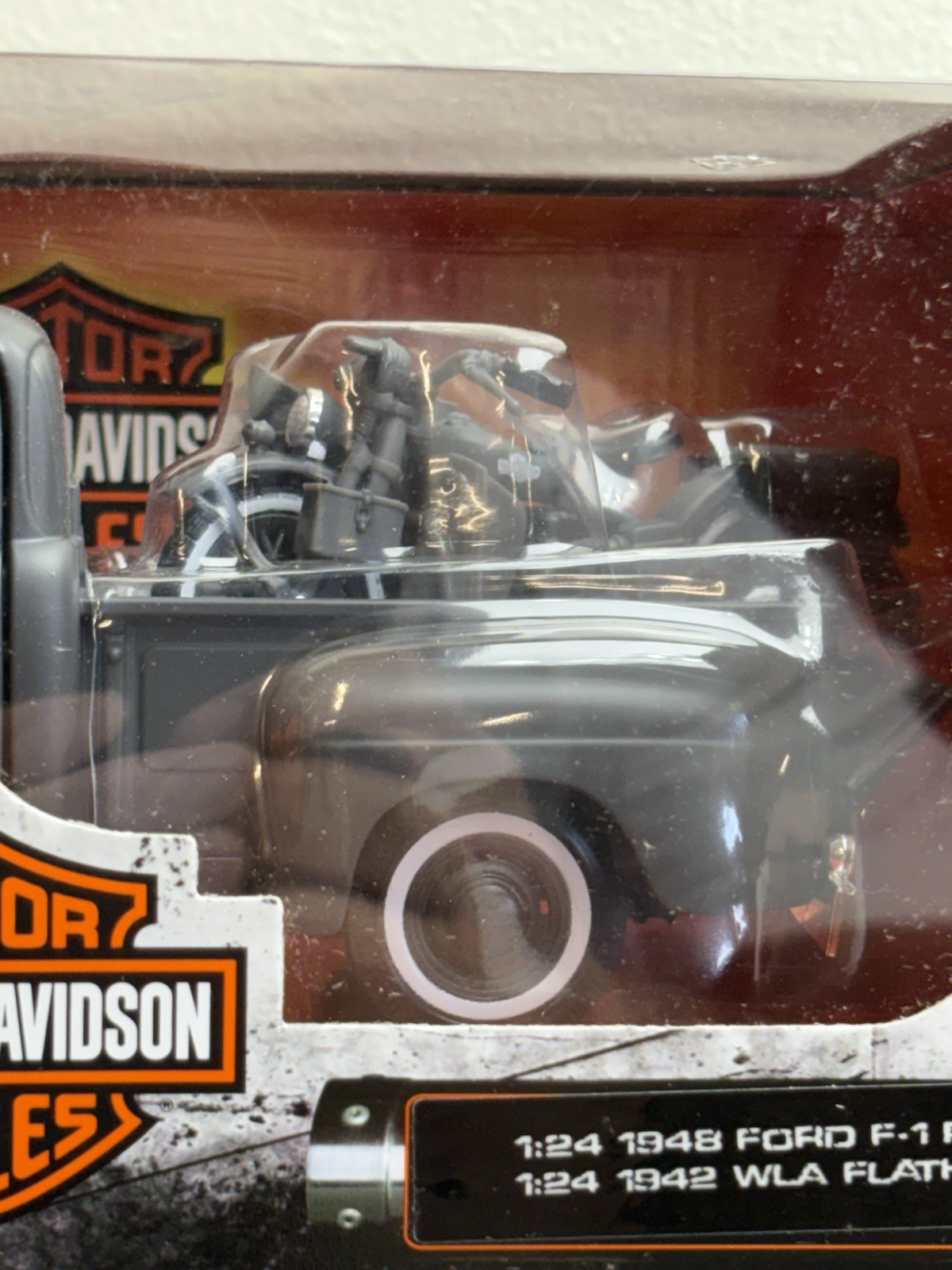Maisto H-D Custom – 1:24 Scale Gray 48 Ford F1 & 42 WLA Flathead – Harley