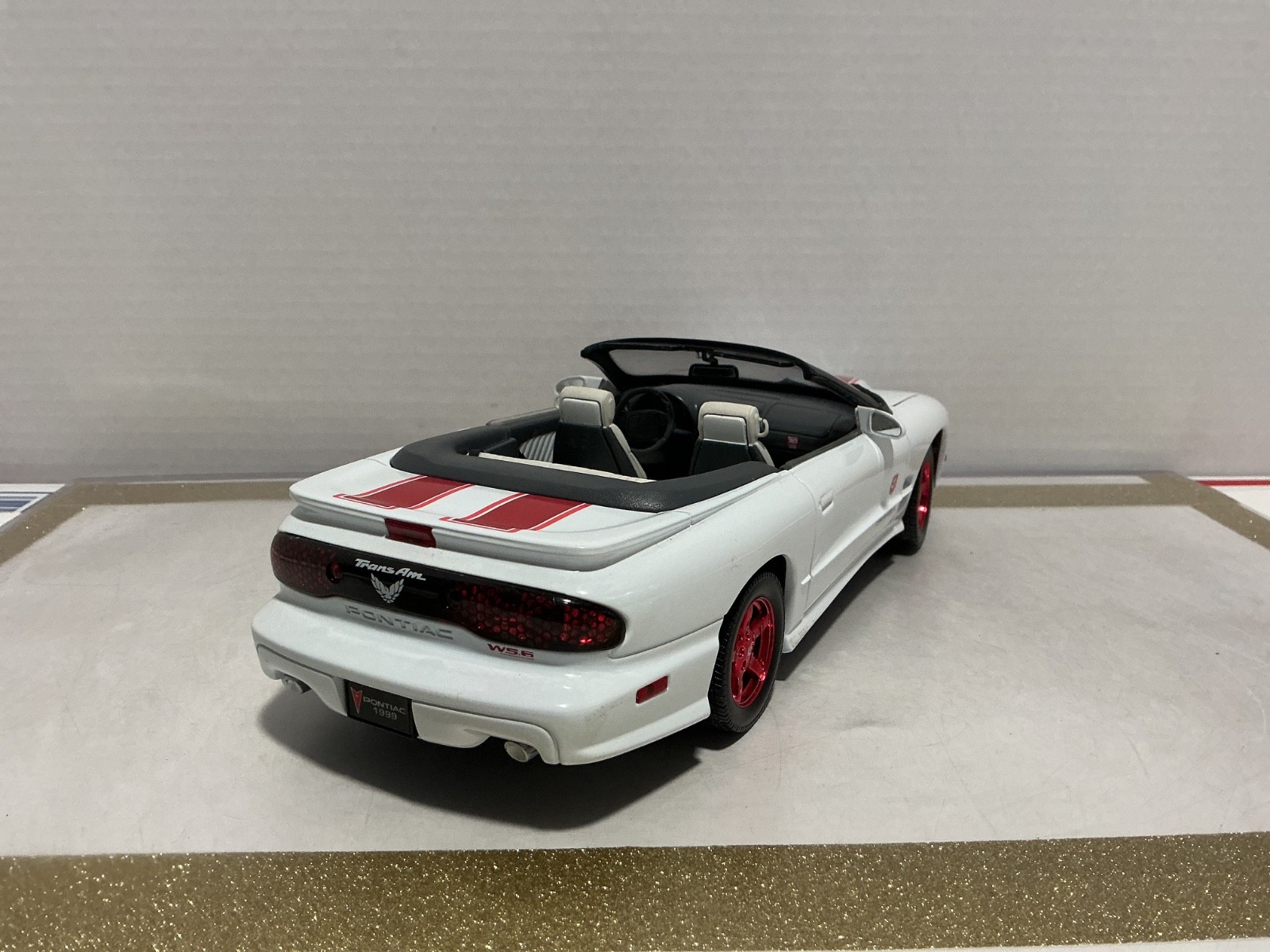 1:18 ROAD SIGNATURE 1999 PONTIAC FIREBIRD WHITE ON RED [NO BOX]