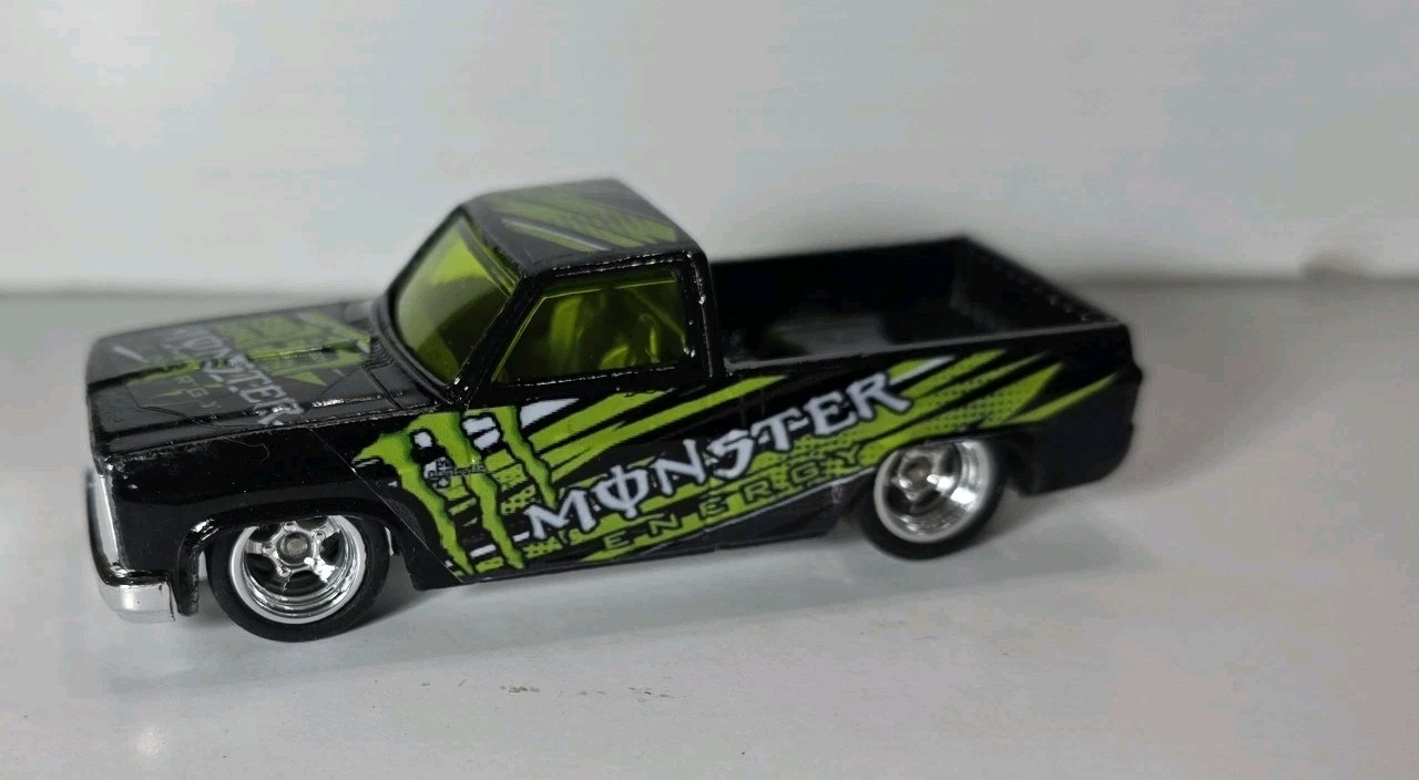 HOT WHEELS CUSTOM “83 Chevrolet Silverado MONSTER energy REAL RIDERS