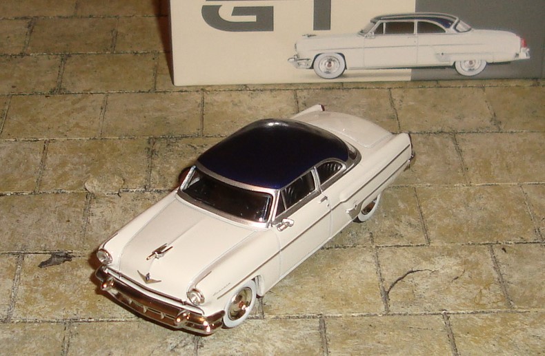1954 LINCOLN CAPRI – ARCTIC WHITE/ATLANTIC BLUE – 1:64 SCALE – MINI GT