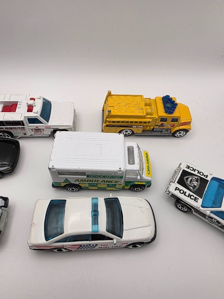 LOT OF 9 EMERGENCY VEHICLES HOT WHEELS MATCHBOX MOTORMAX POLICE (LOT 17721)