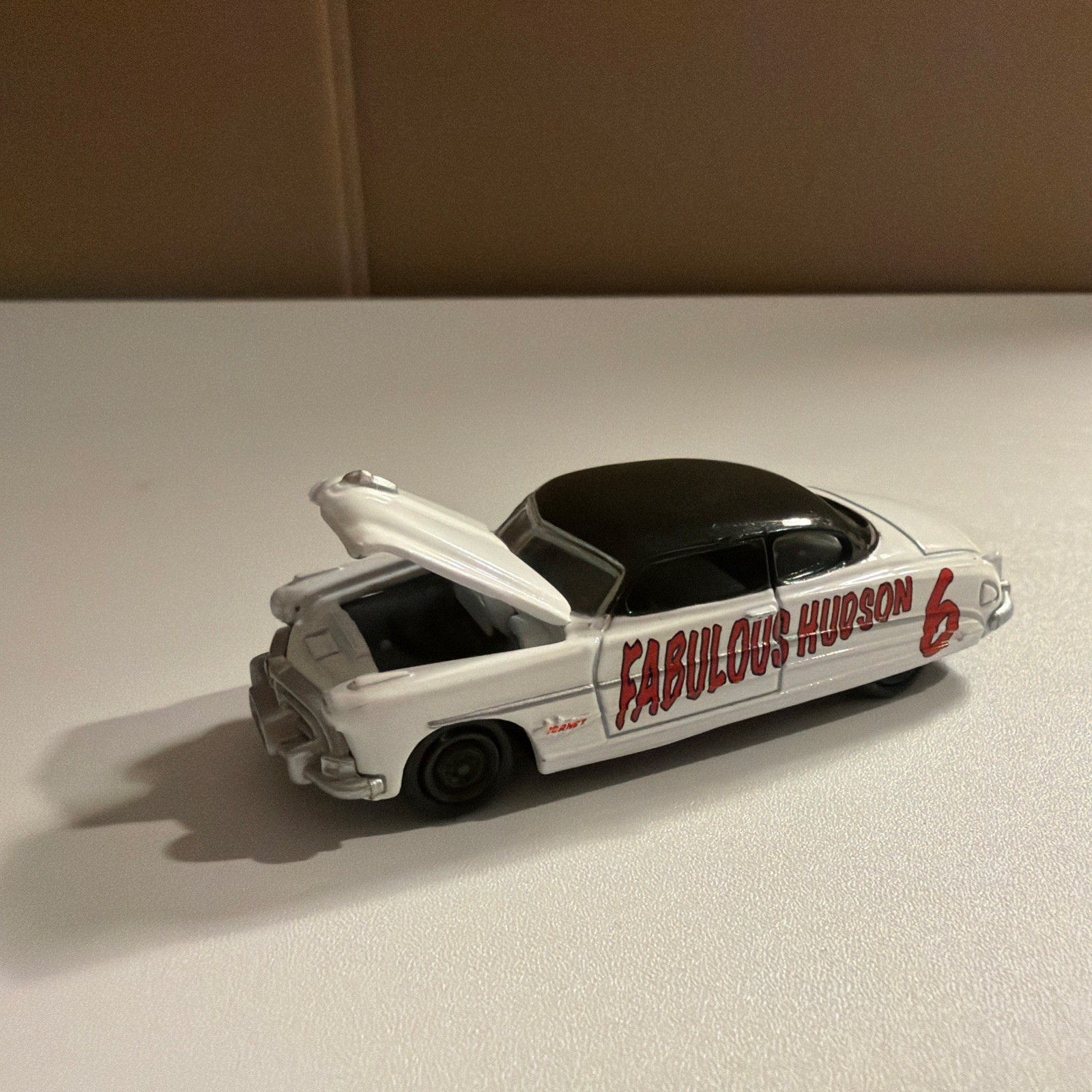 Johnny Lightning 1951 fabulous Hudson Hornet #6 White/Black