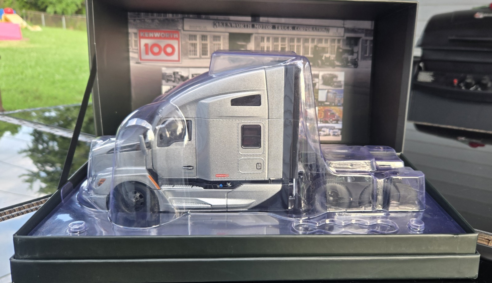 Kenworth 100 T680 1:32 Diecast Semi Truck Model Silver/Black Opening Hood/Doors