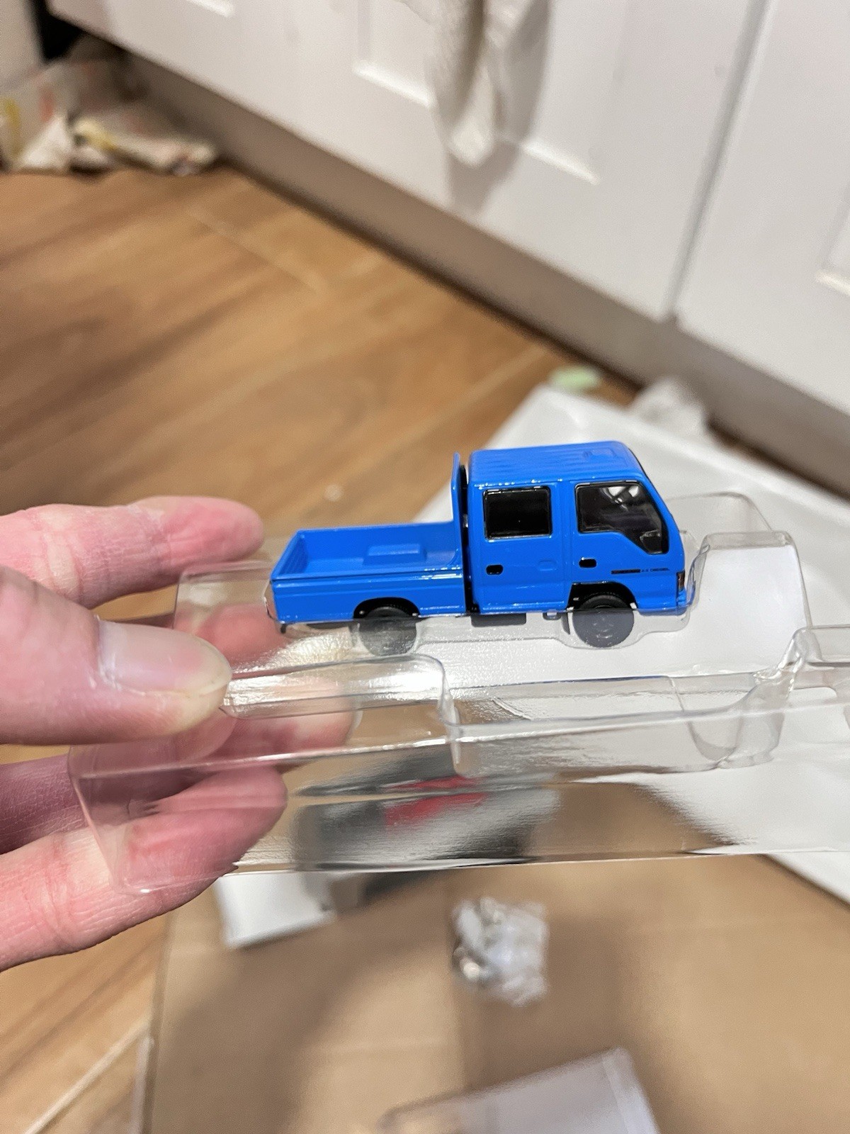 1:64 Scale Isuzu NHR LHD Blue Cargo Truck Diecast Model Car