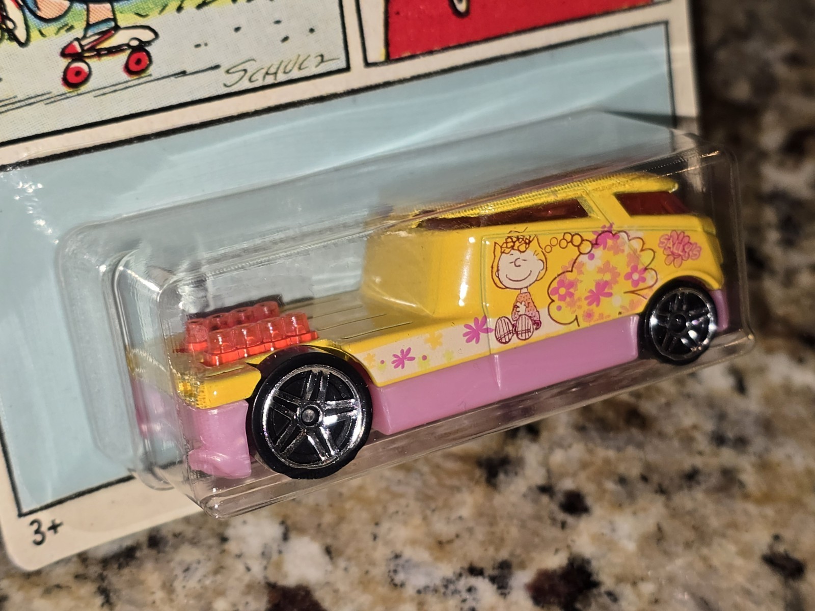 HOT WHEELS PEANUTS SNOOPY SALLY BROWN FROM 2017 QOMBEE NEW SNOOPY GANG