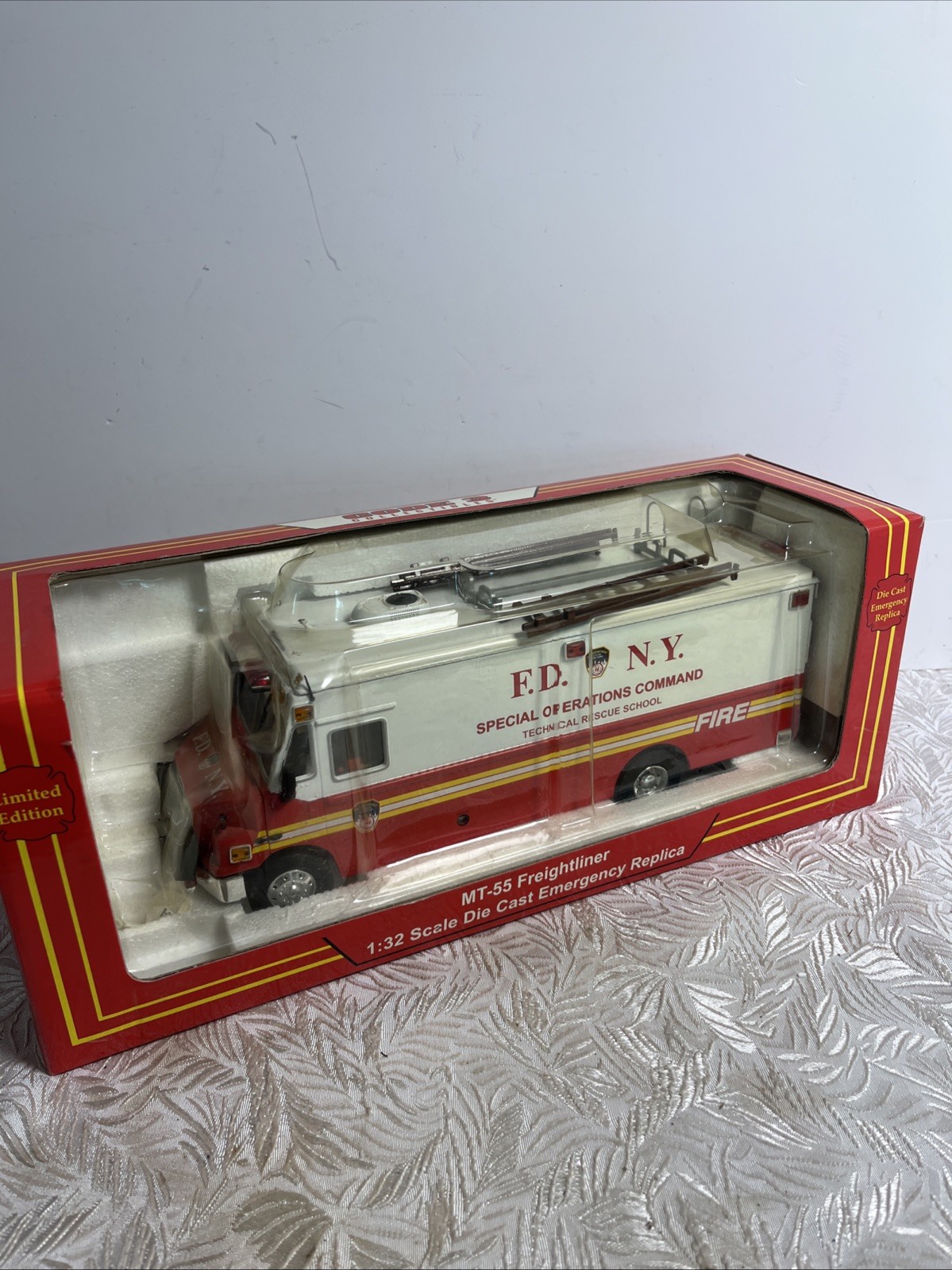 1:32 Code 3 FDNY New York Fire Department Freightliner MT-55 Command Post NEW!!