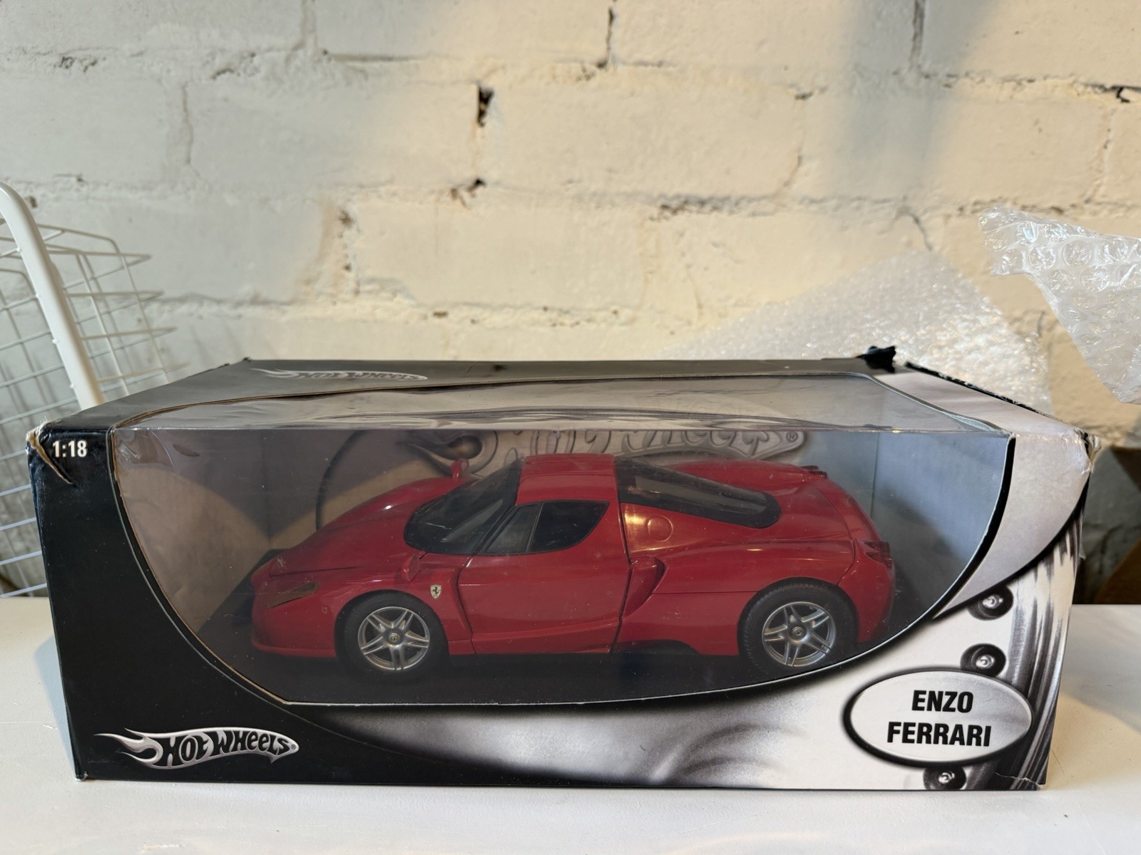 Hot wheels 1:18 Ferrari Enzo Diecast Model Car Boxed