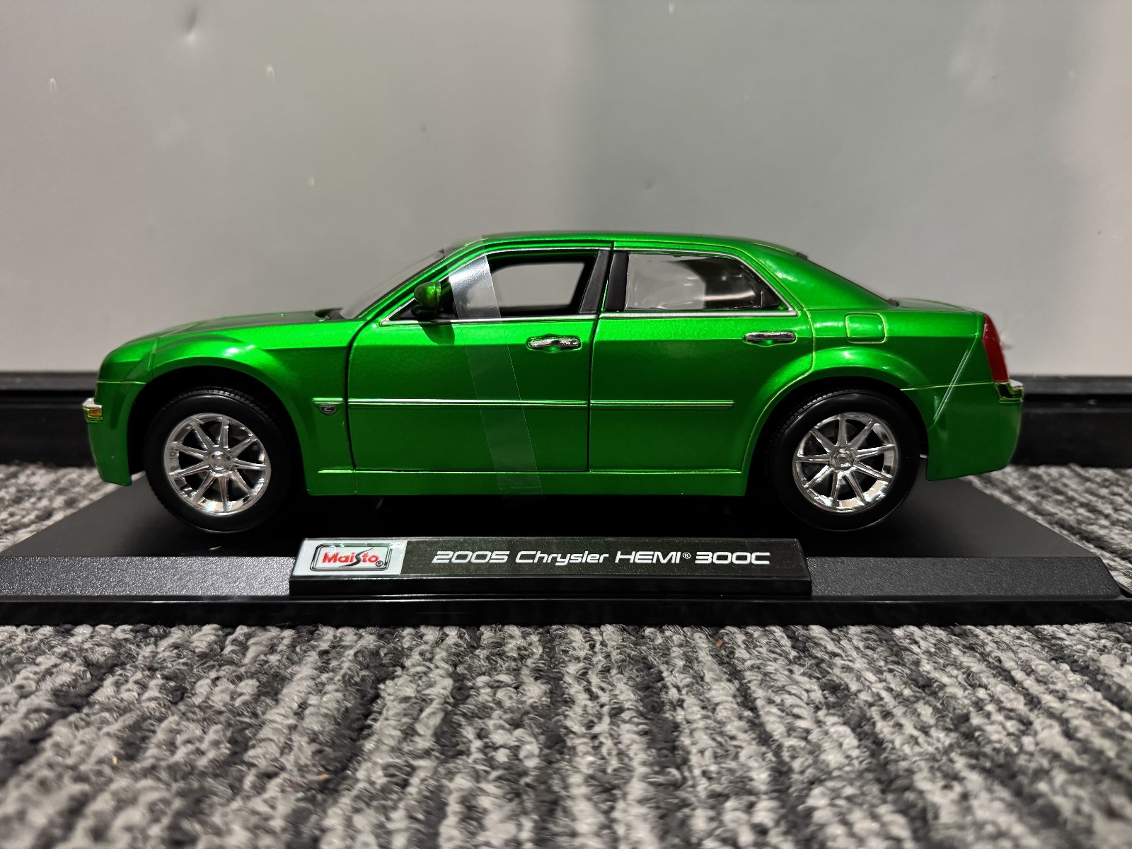 Maisto 1:18 Diecast Special Edition 2005 Chrysler HEMI 300C GREEN NEW IN BOX