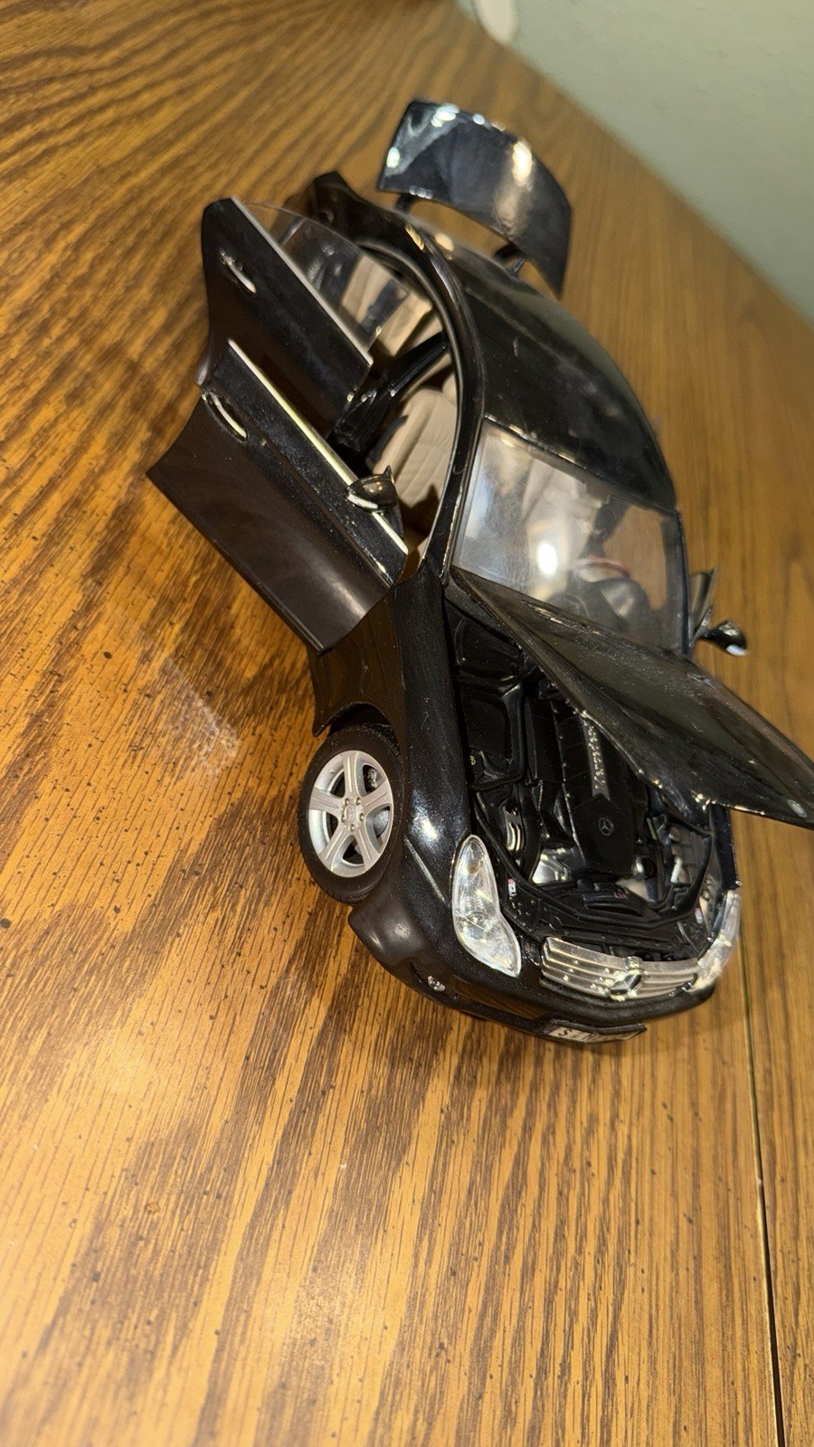 1:18 Maisto Mercedes-Benz CLS-Class (C219) Coupe – Black with Tan Interior