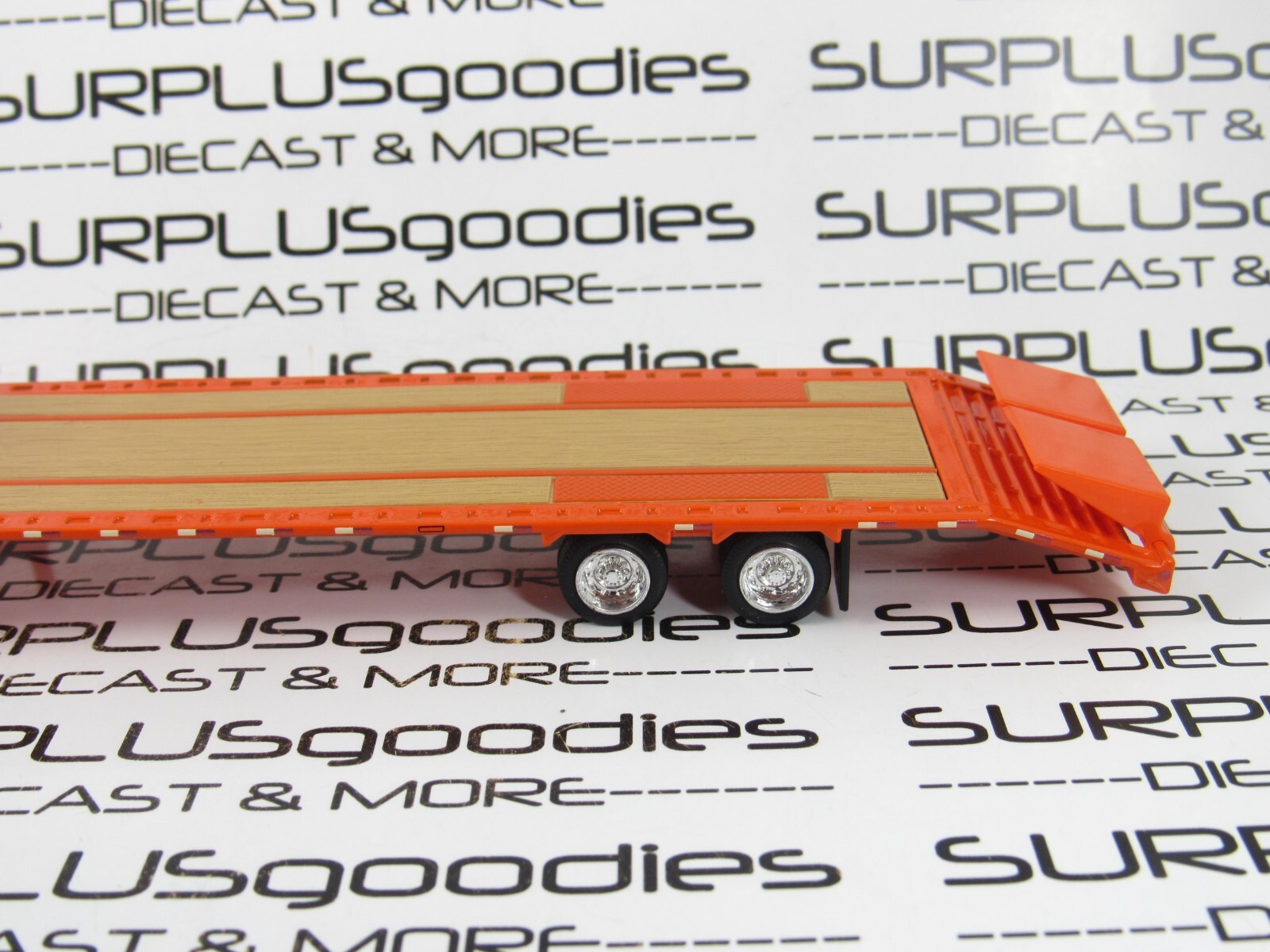 Greenlight 1:64 LOOSE LIFTED Orange 1986 CHEVROLET SILVERADO w/Gooseneck Trailer