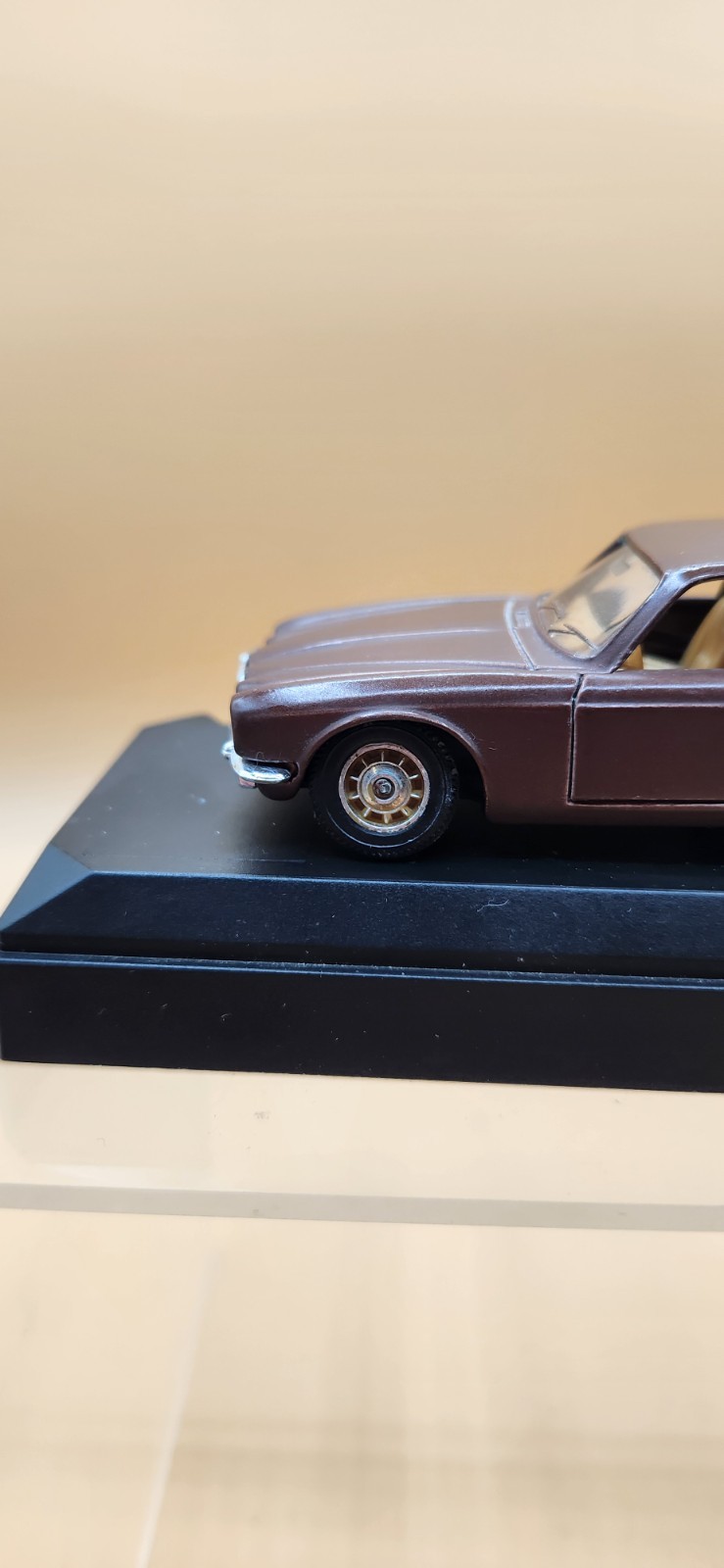 Jaguar XJ 12 Solido (France) 1/43 with stand and case