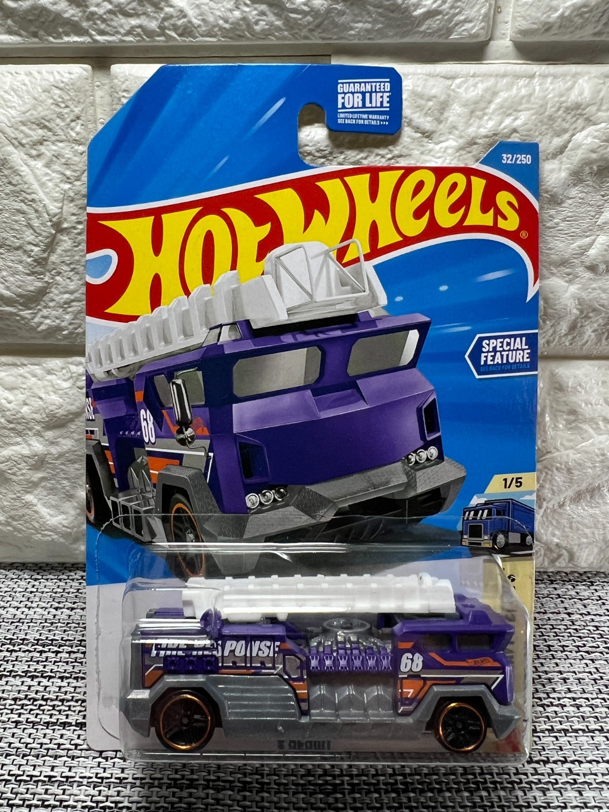 Hot Wheels HW Heavyweights 1/5 5 Alarm 32/250 Special Feature Purple