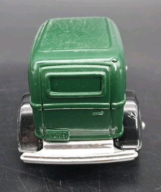 (A) Ertl Diecast 1932 Ford Panel Delivery Truck Perfection Oil Burning Stoves