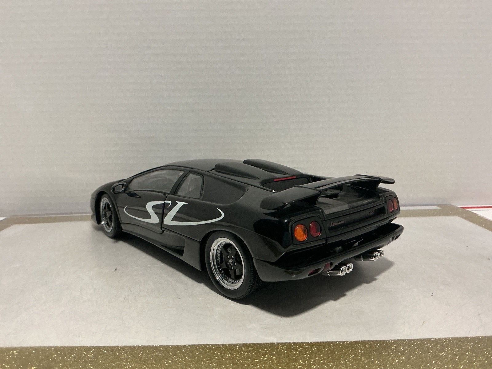1/18 AUTO ART LAMBORGHINI DIABLO BLACK ON TAN
