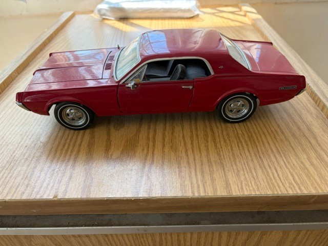 Sunstar 1:16 1967 Mercury Cougar model car