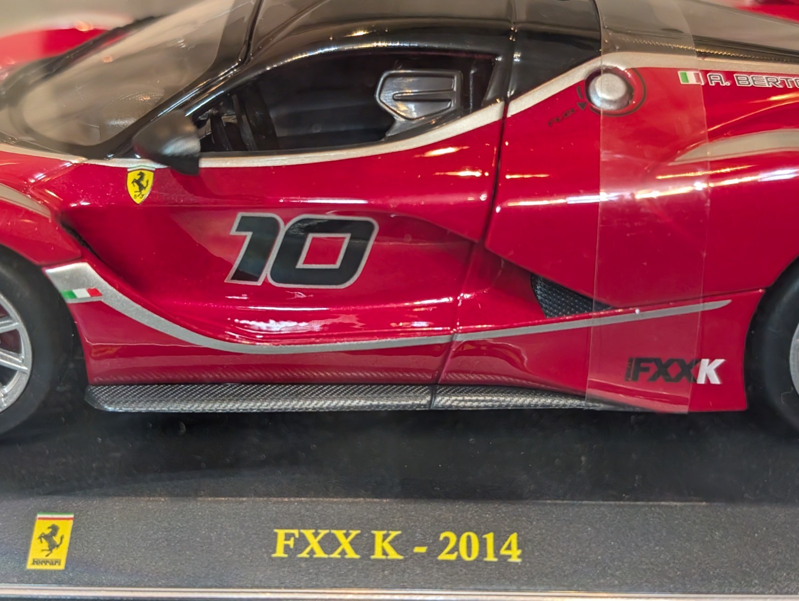 DeAgostini Ferrari FXX K 2014 Red 1/24 Diecast Model Car Display Case Used JP