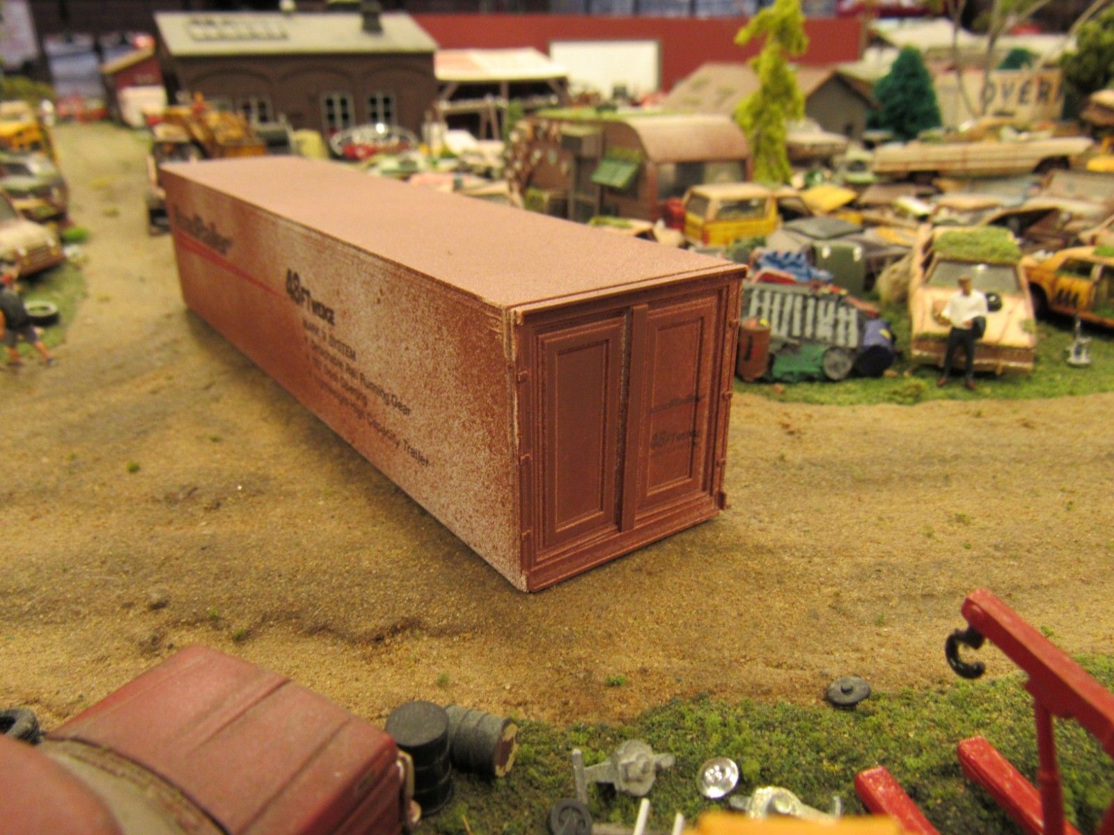 CUSTOM BUILT WEATHERED RUSTY JUNK YARD SEMI TRAILER PARTS CONTAINER 1:64/ RR