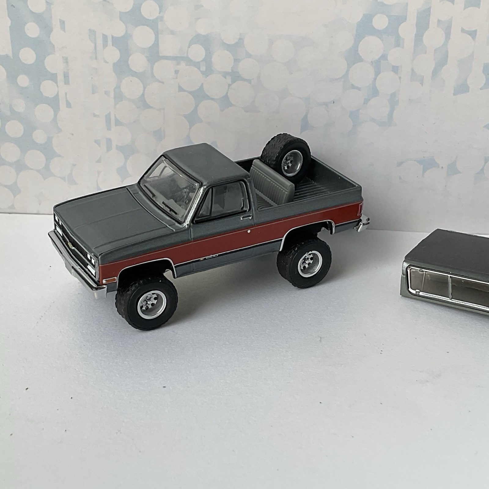 Greenlight 1990 CHEVROLET KS BLAZER Lifted Gray / red REMOVABLE TOP Chevy