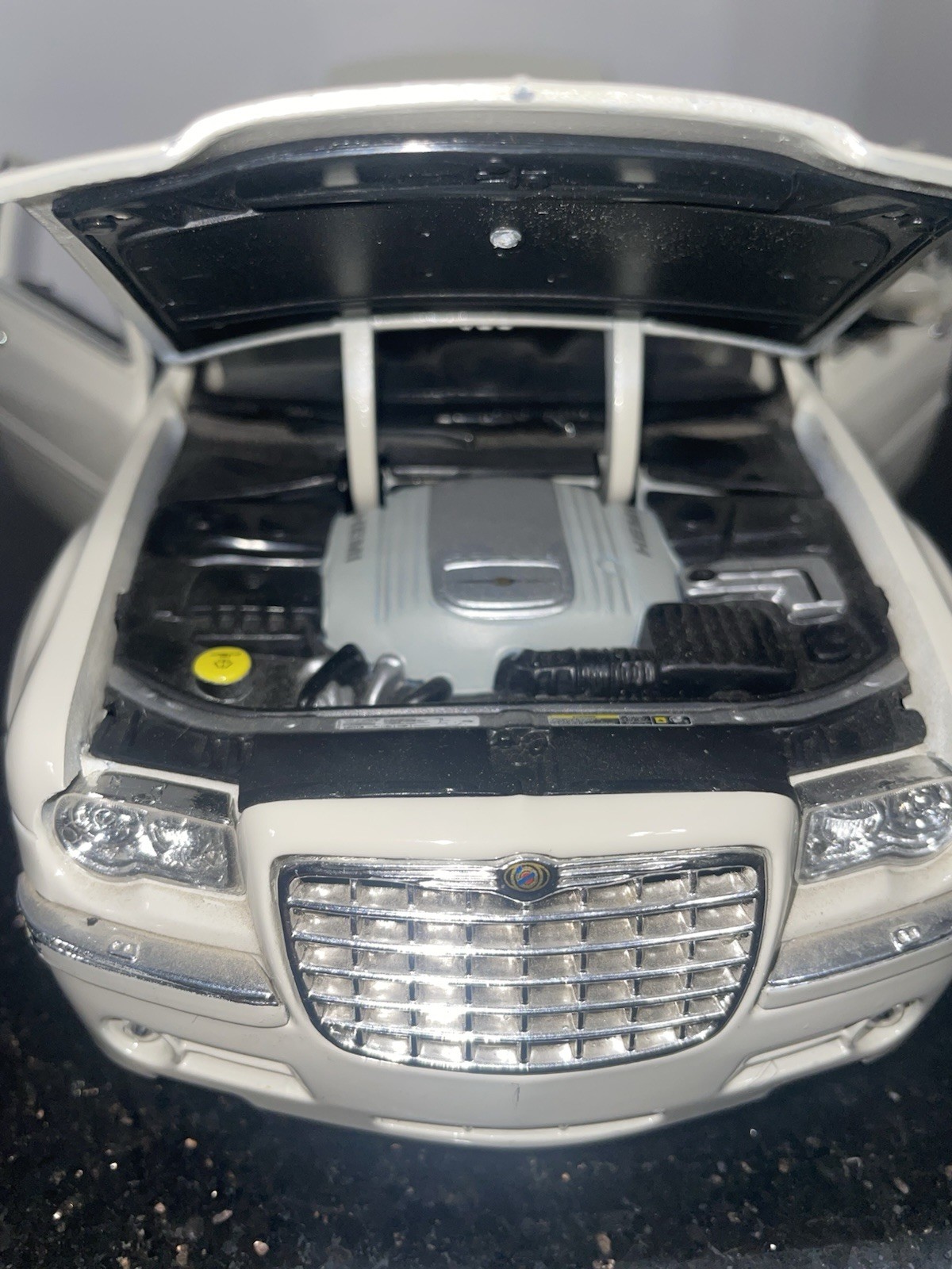 Maisto 1:18 Chrysler 300C Hemi White Pearl
