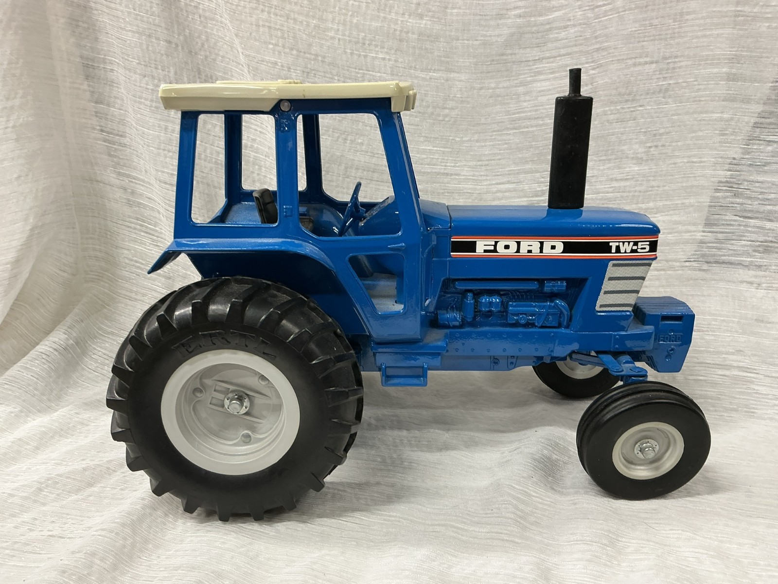 TW – 20 Ford Tractor & Wagon 1/16 Scale Made by Ertl 1989 Stock Free Shipping!