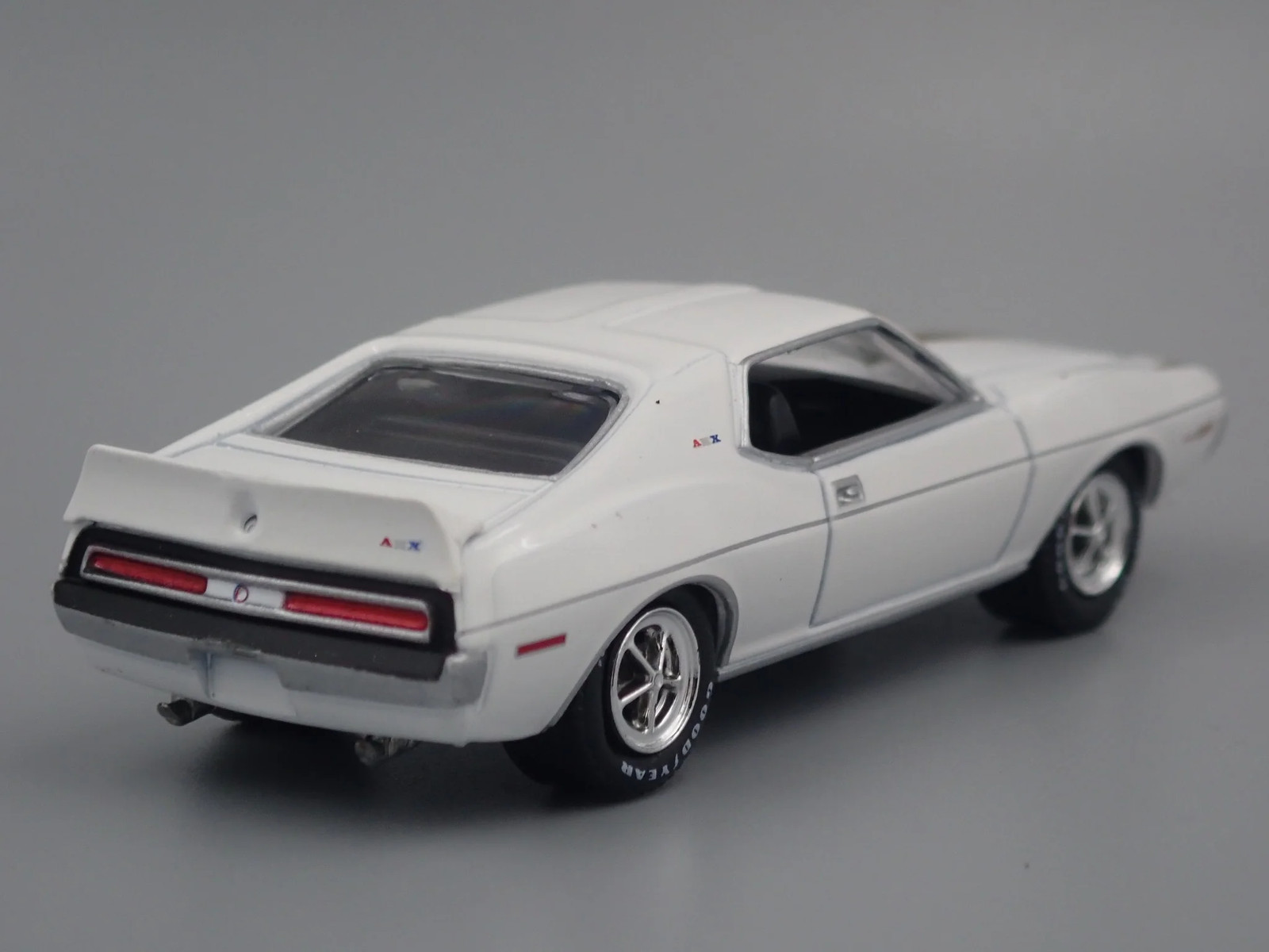 1971 AMC JAVELIN AMX WHITE 1:64 SCALE COLLECTIBLE DIORAMA DIECAST MODEL CAR