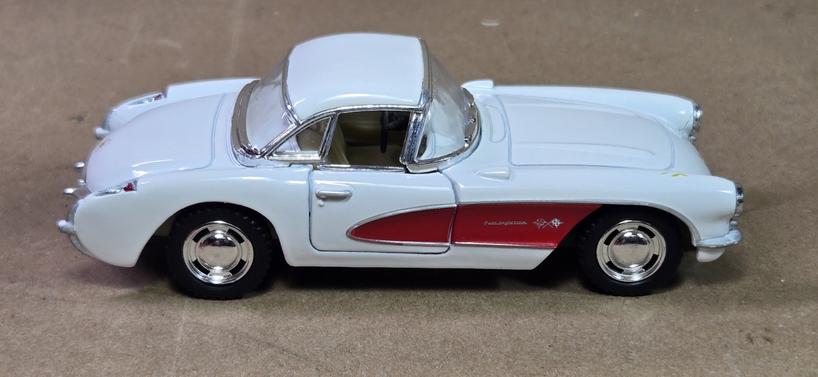 Kintoy Mfg. 1957 Chevrolet White and Red Corvette Die-Cast Car – 1:34 Scale