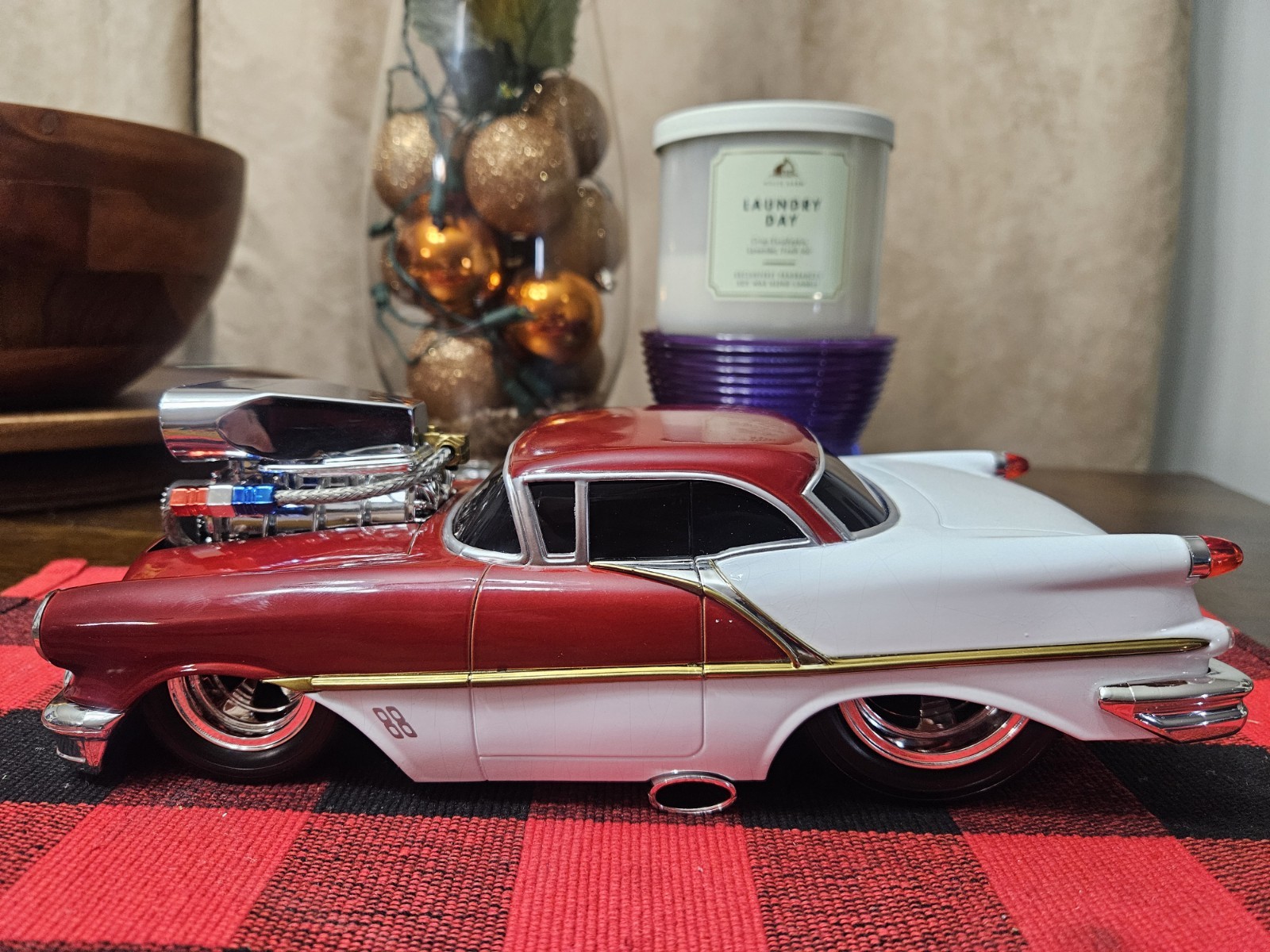 56 OLDS 88,RED WHITE,1/18 MUSCLE MACHINE,NO BOX,NO ROLL SLAMMED ,BEAUTY,HOT HOT