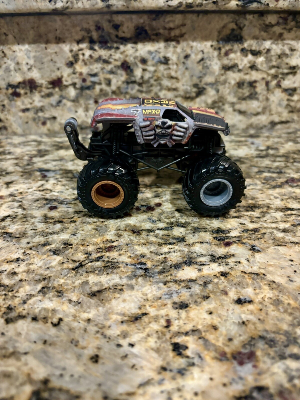 Spin Master Monster Jam MAX D WRECKLESS WHEELIE Truck New 1:64