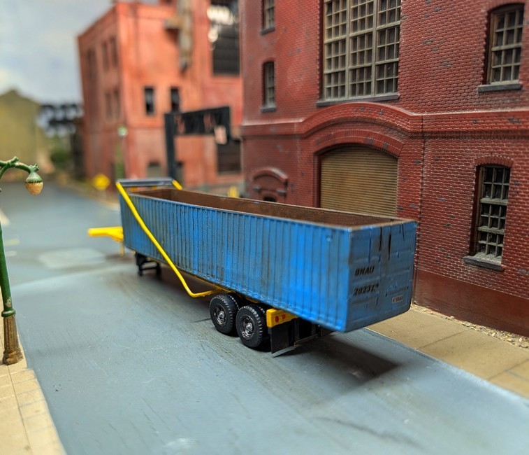 Custom Built 1/87 HO Scale Roll Off Semi Trailer & 40′ Scrap Metal Containers.