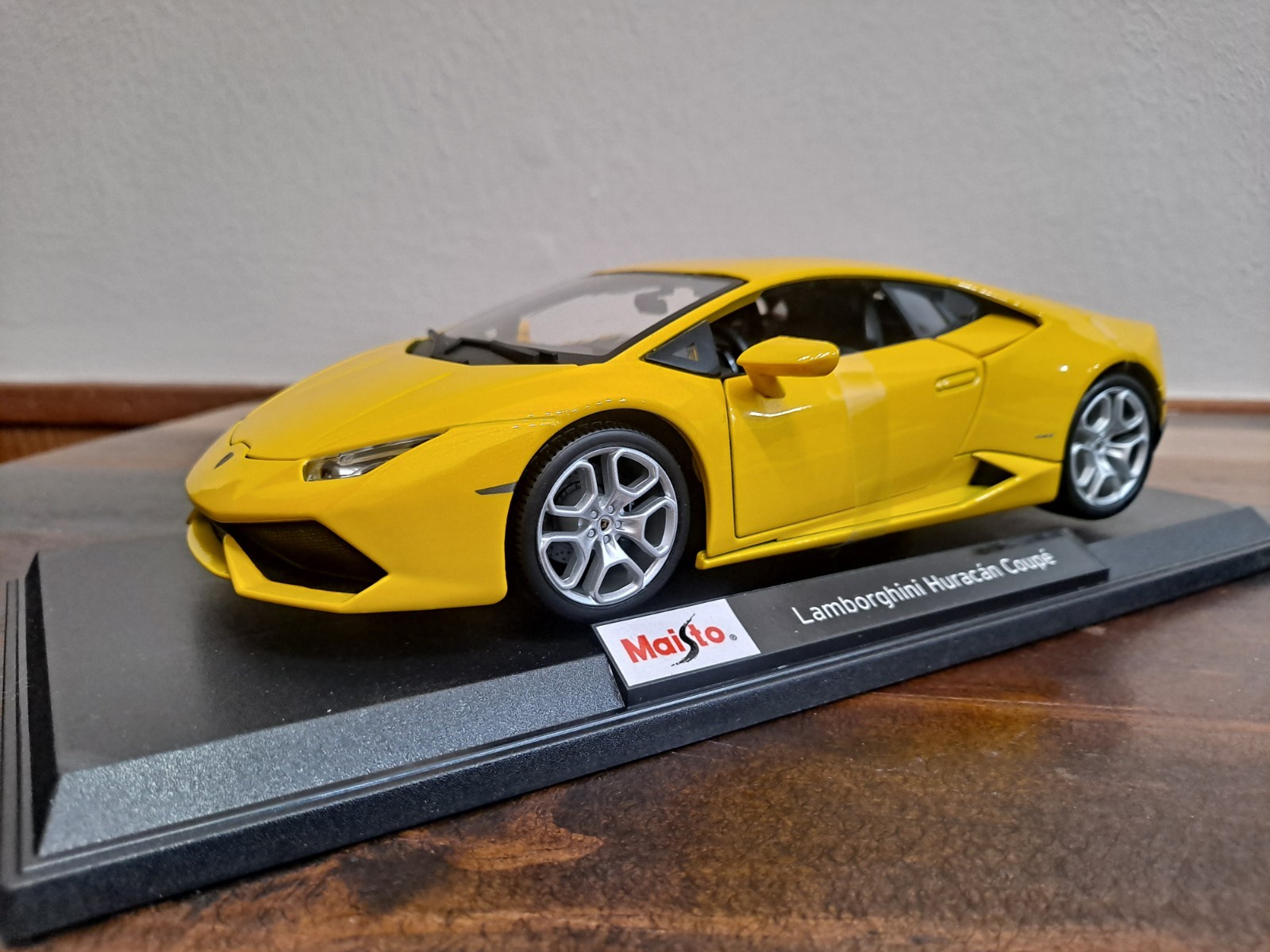 Rare Lamborghini Huracan Coupé LP 610-4 1:18 Yellow Diecast Car with Stand & Box