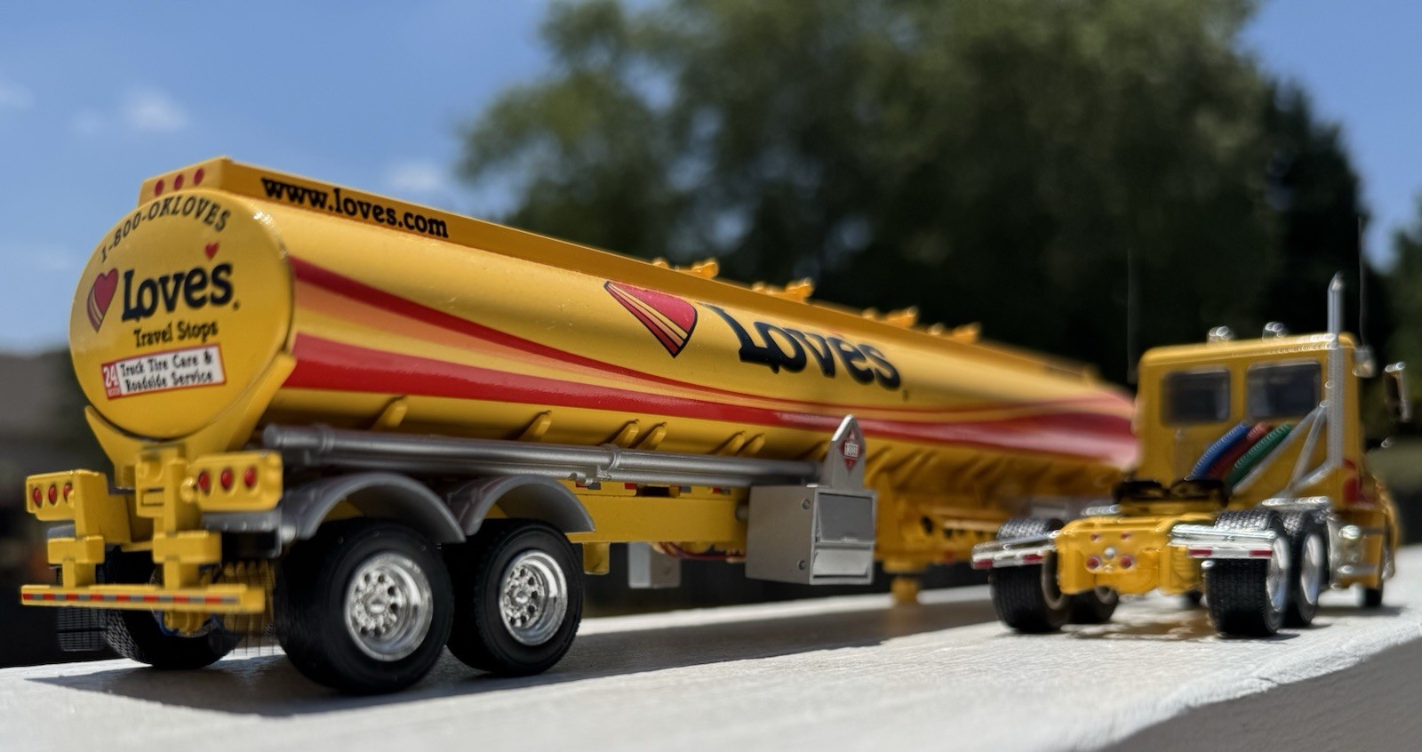 Tonkin 1/53 Loves Freightliner Cascadia Day Cab Fuel Tanker Semi Limited Edition