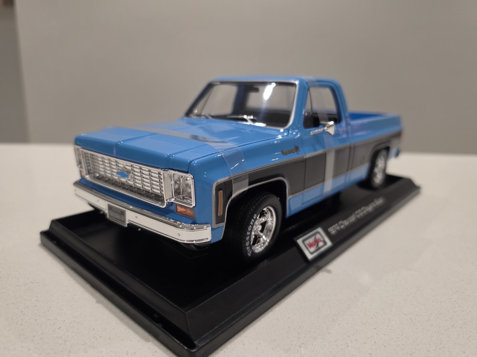 1974 Chevrolet C10 Cheyenne Super 1:18 Diecast Pickup Truck by Maisto New in Box