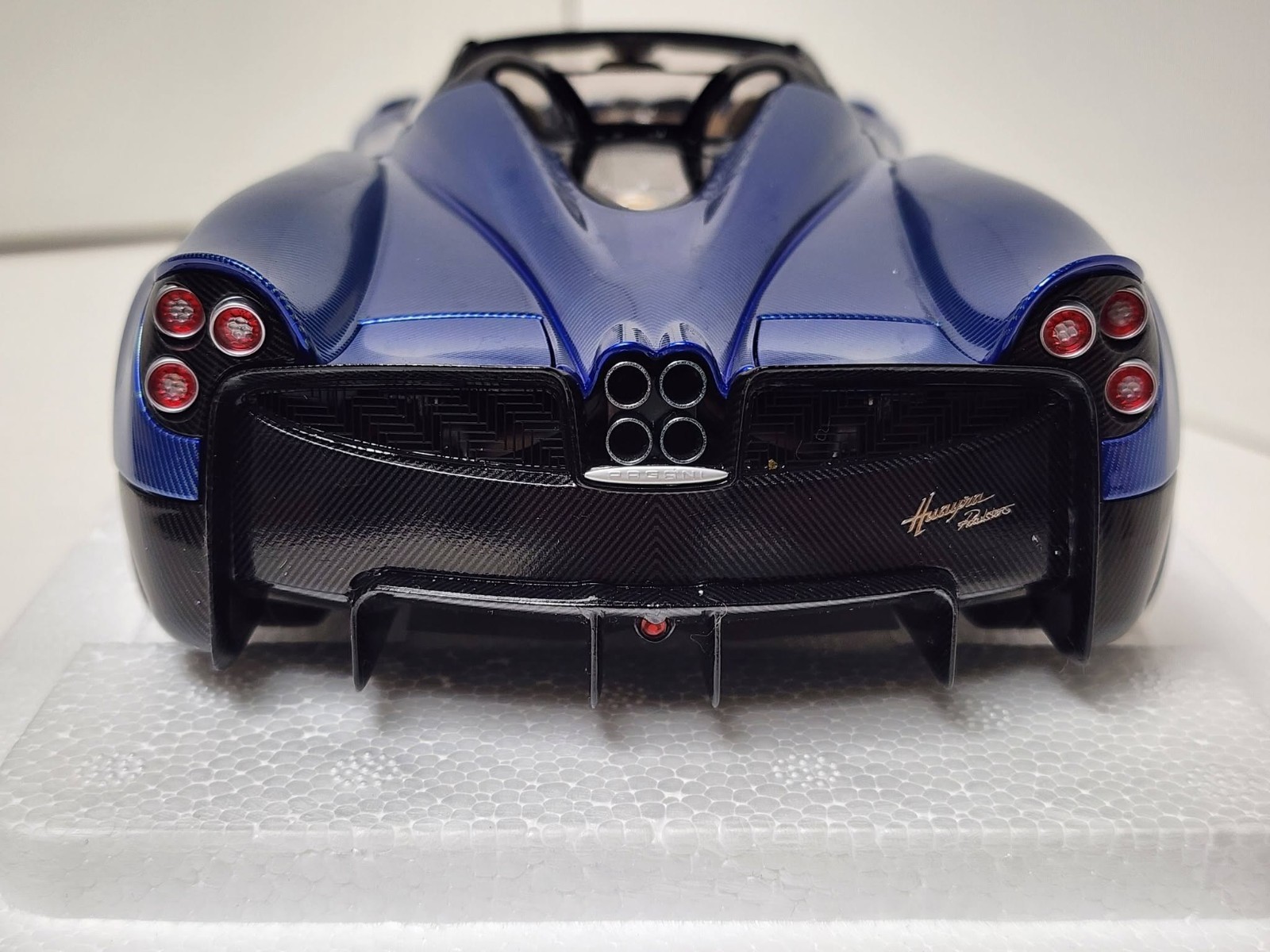 AUTOart 1:18 diecast car – Pagani Huayra Roadster (BLU Tricolore Carbon Fiber).